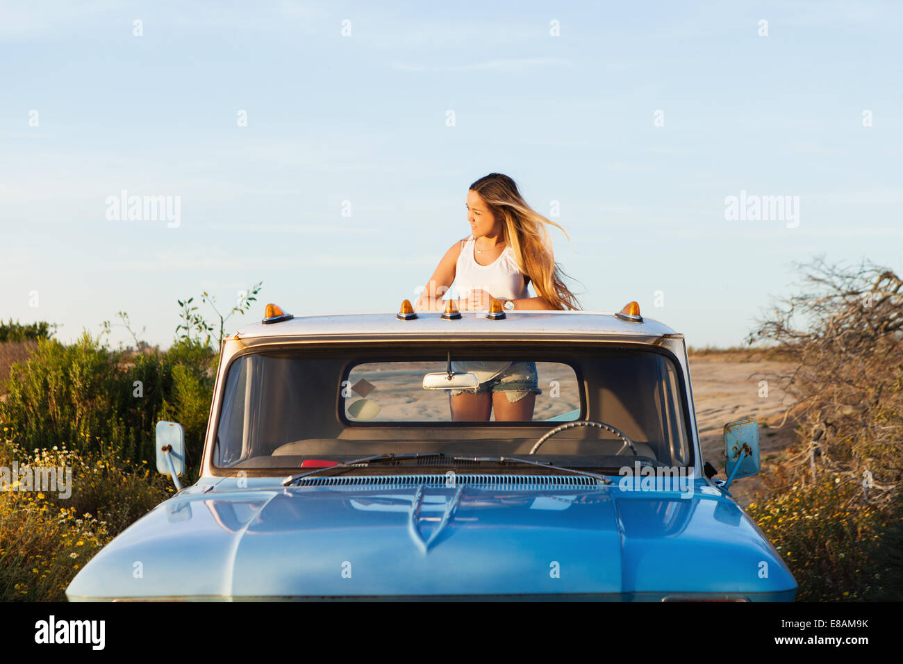 Jeune femme à la recherche de l'arrière d'un pick-up Banque D'Images