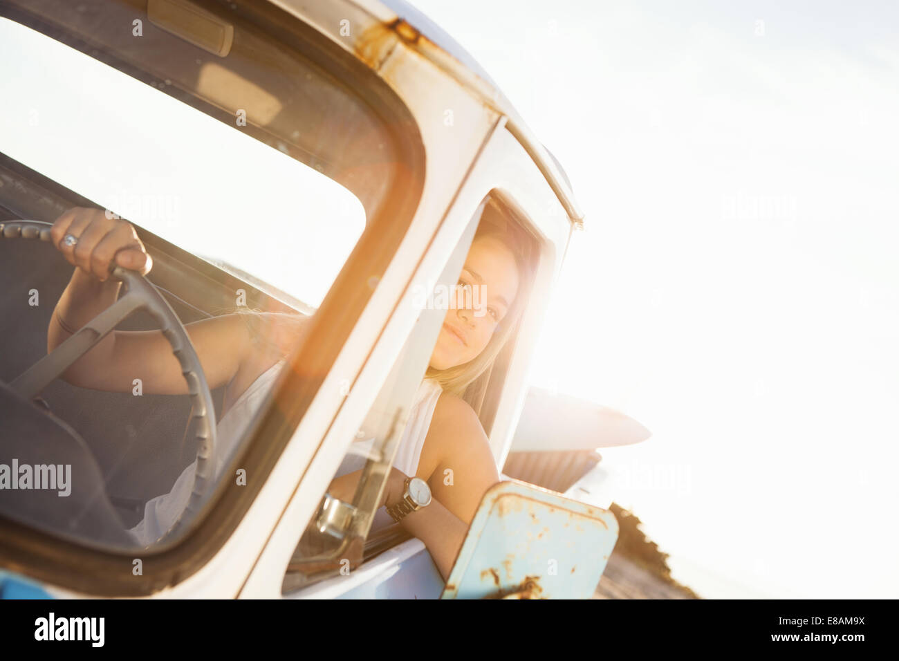 Jeune femme surfer à partir de la fenêtre d'un pick-up Banque D'Images