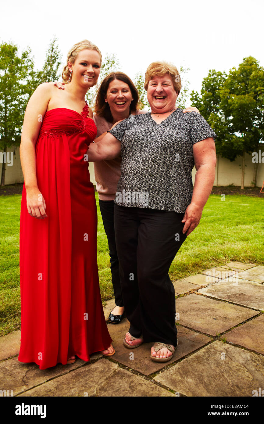 Portrait de trois femmes rire dans jardin Banque D'Images