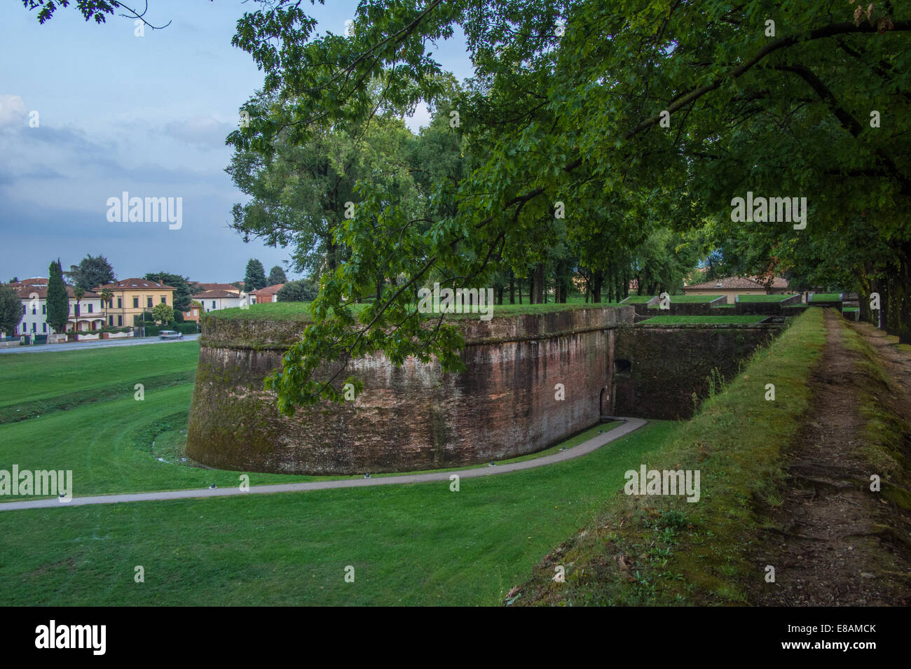 Vue depuis les remparts de la ville pour les zones externes, Lucca, Toscane, Italie Banque D'Images