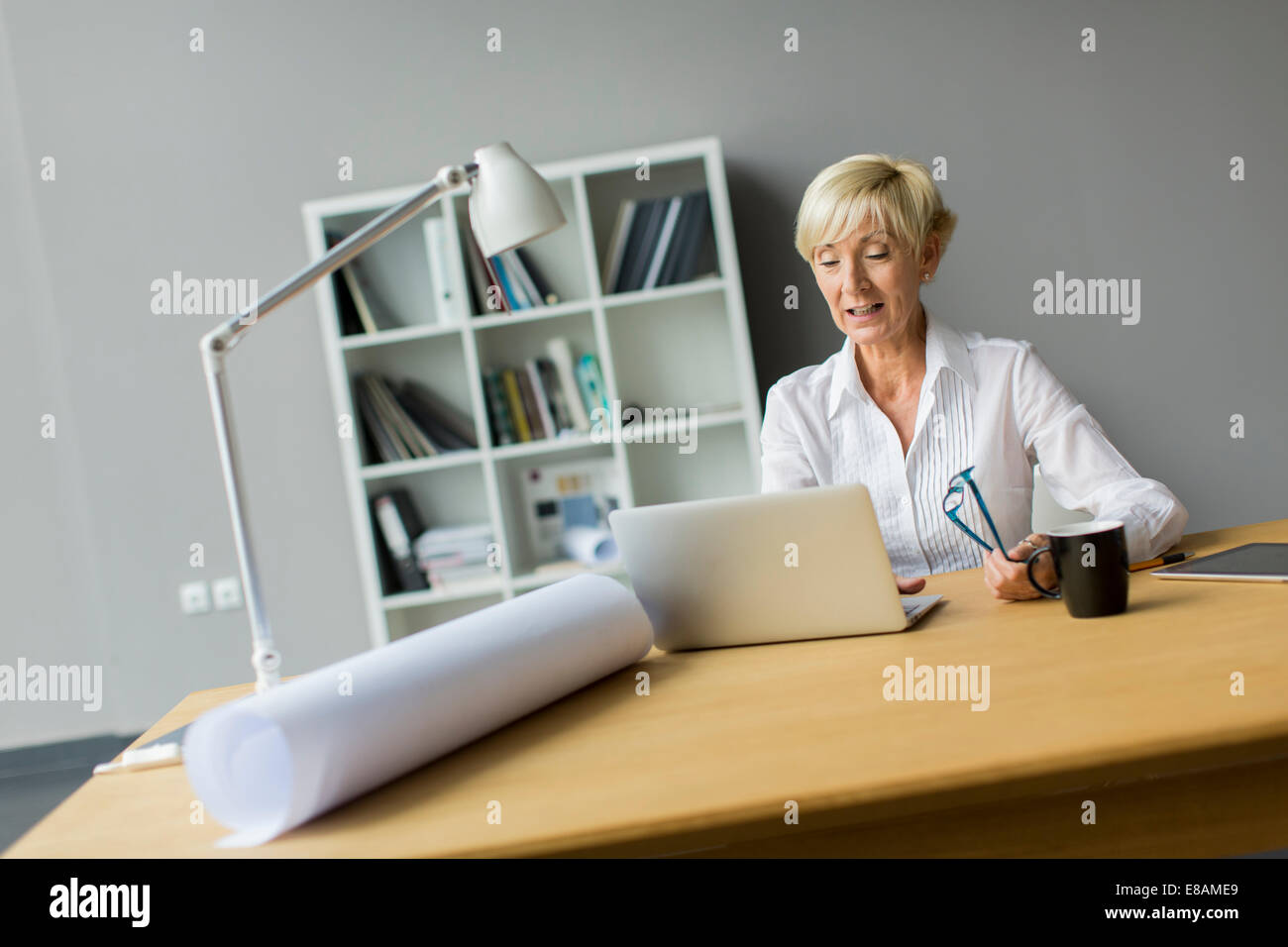 Femme travaillant au bureau Banque D'Images