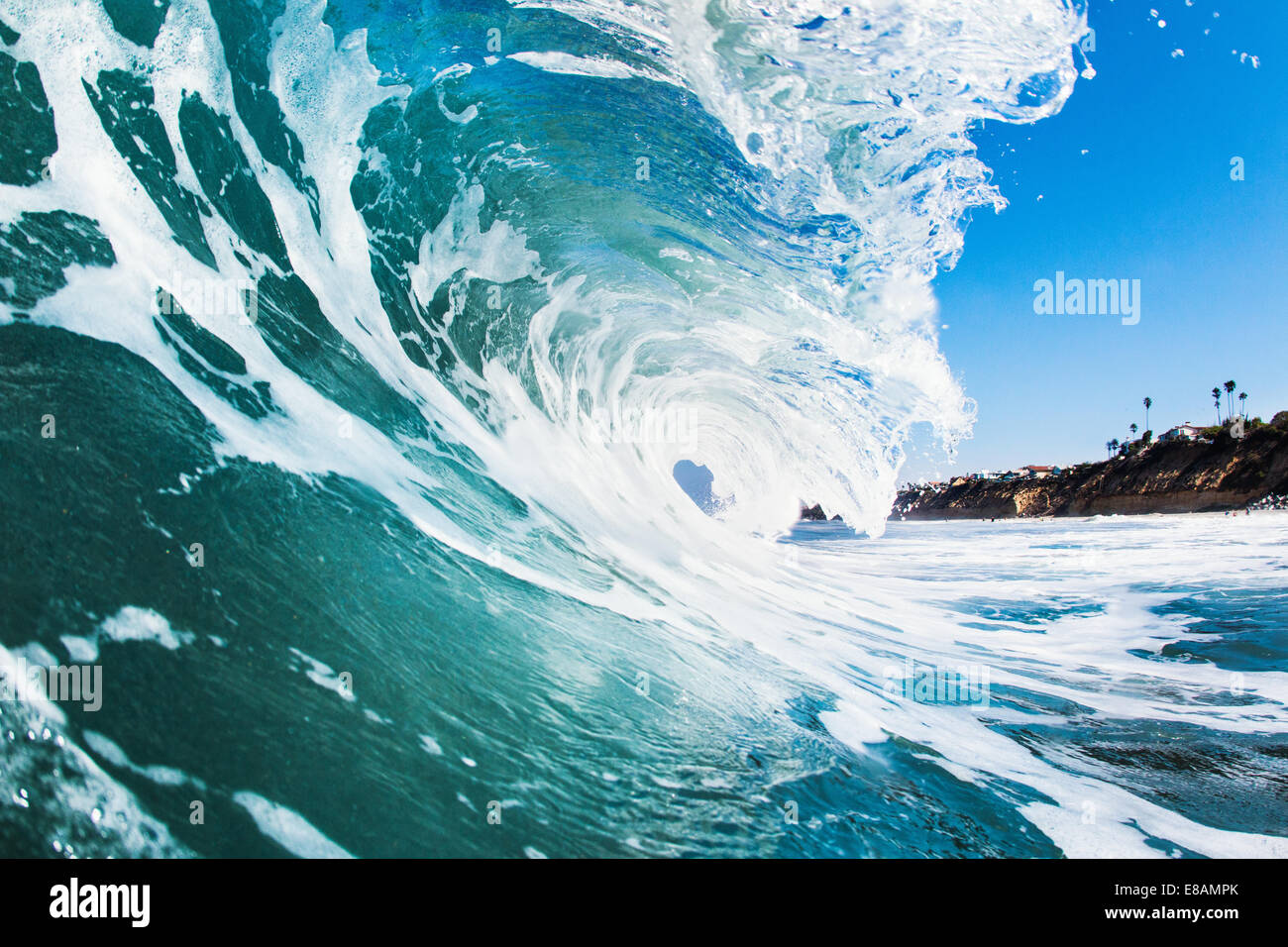 Close up of rolling wave et mer mousseuse Banque D'Images