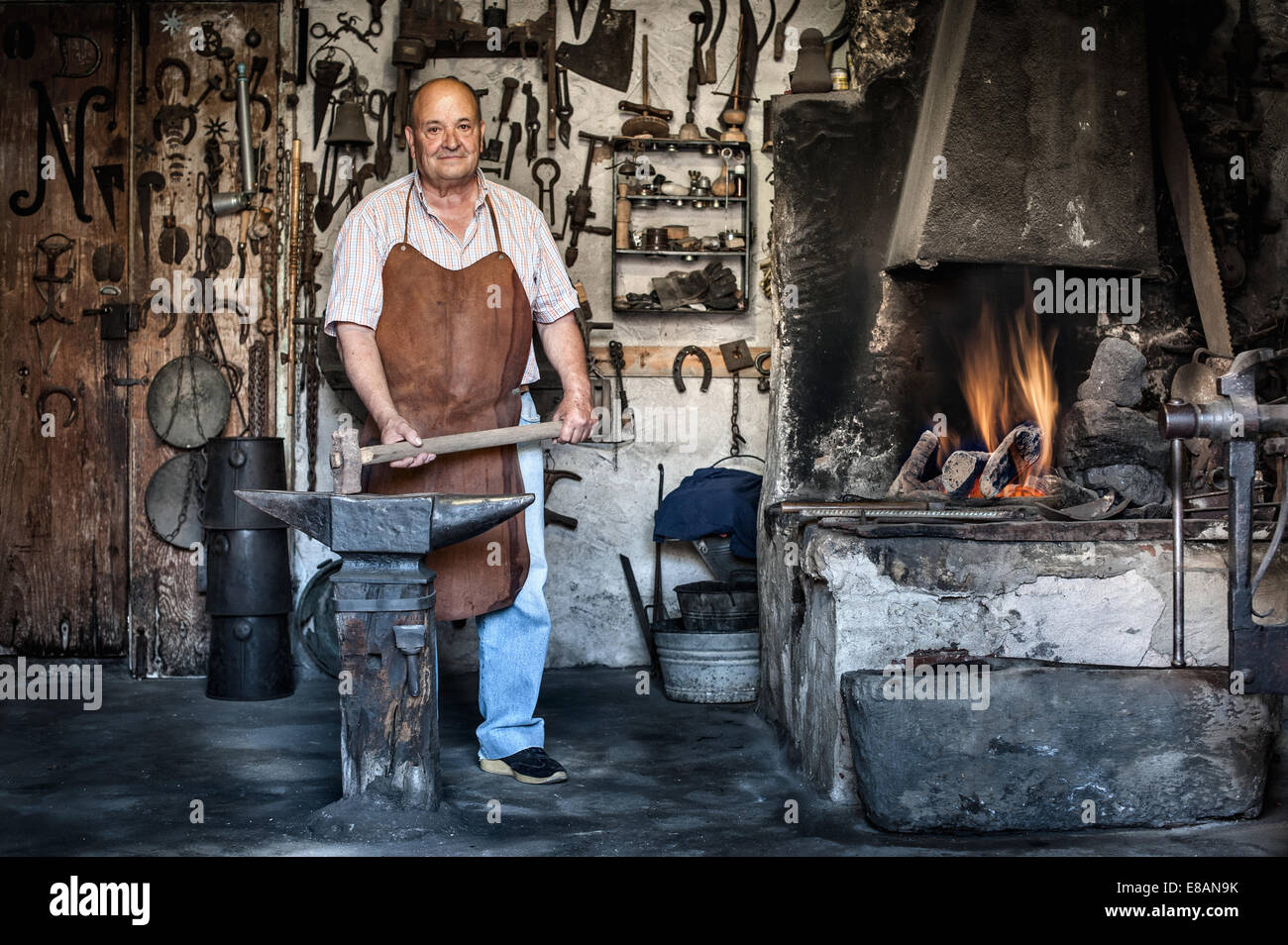 Portrait de senior male forgeron à atelier traditionnel, Cagliari, Sardaigne, Italie Banque D'Images