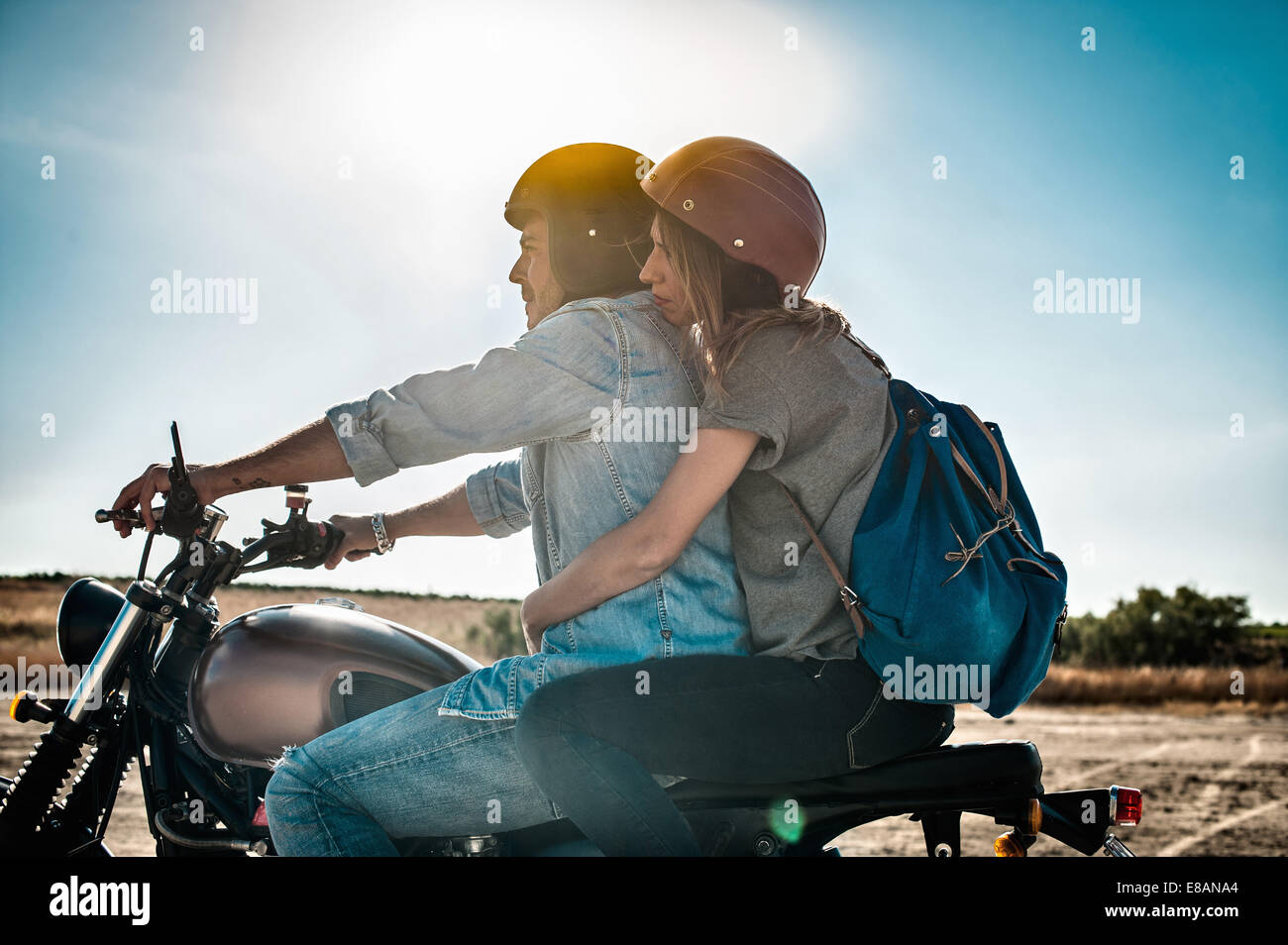 Couple de la moto sur la plaine aride, Cagliari, Sardaigne, Italie Banque D'Images