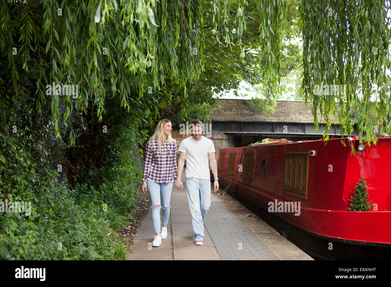 Couple en train de marcher le long de canal, East London, UK Banque D'Images