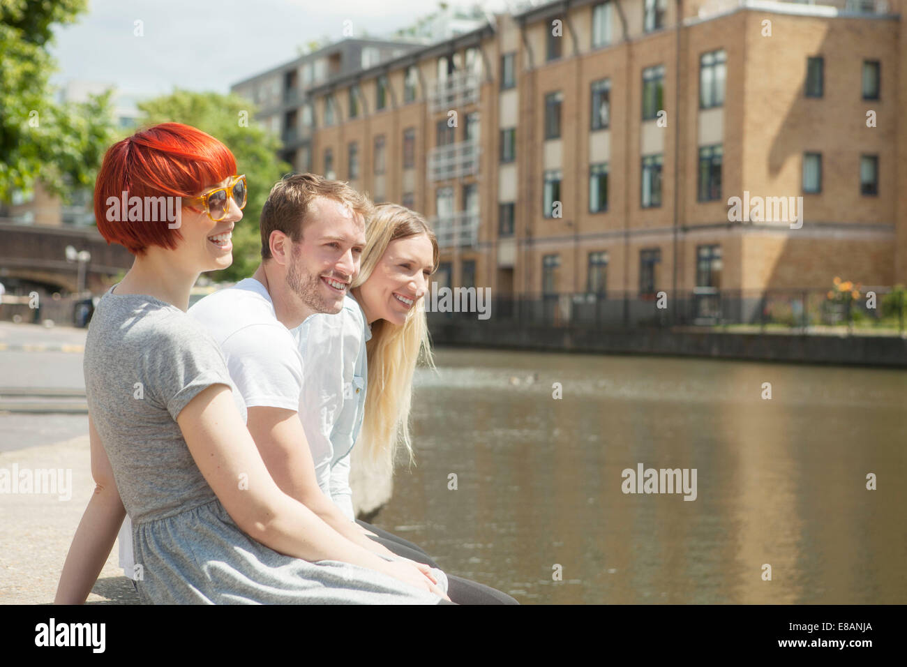 Amis assis côté canal, East London, UK Banque D'Images