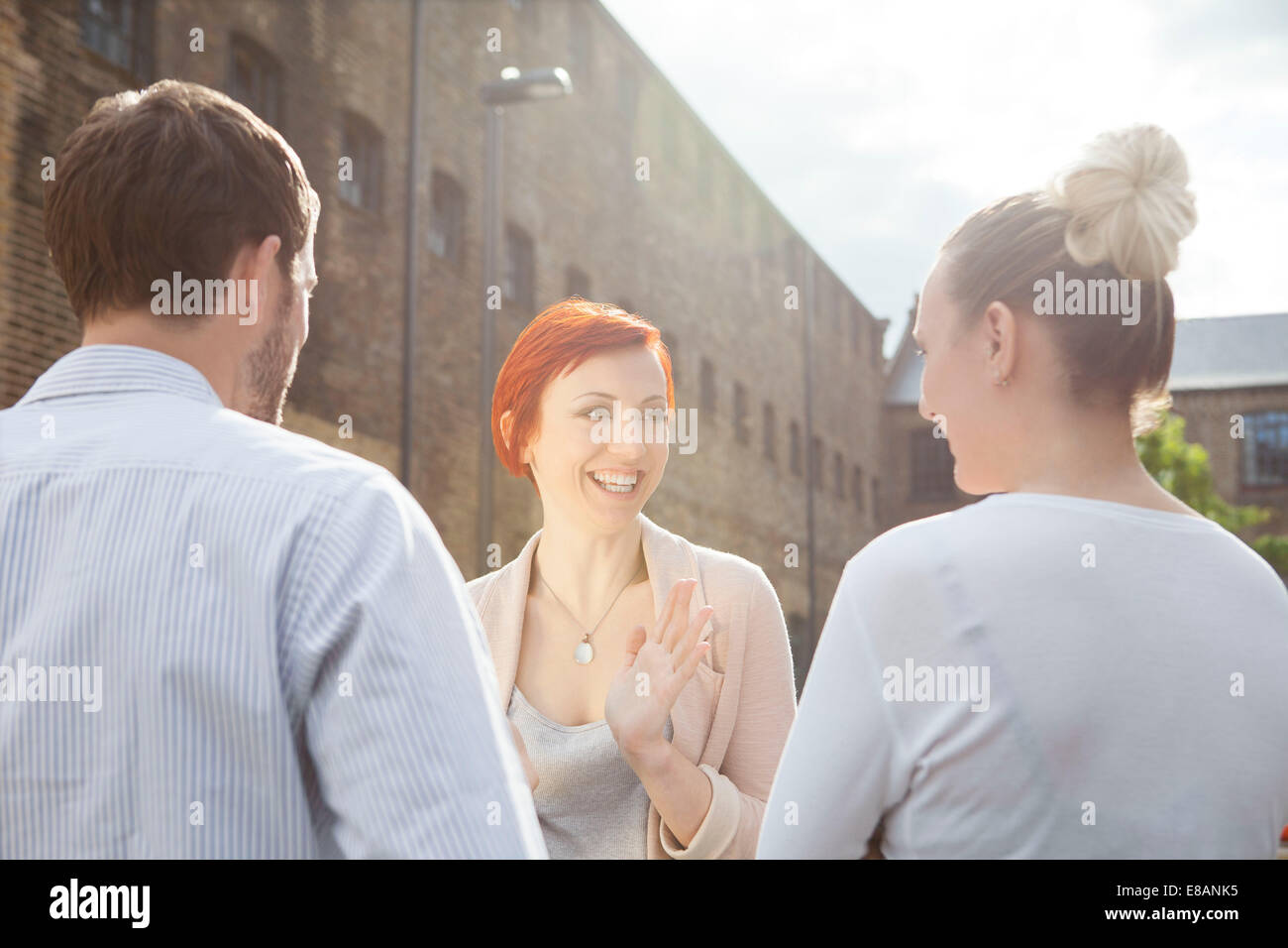 Trois jeunes talking outdoors Banque D'Images