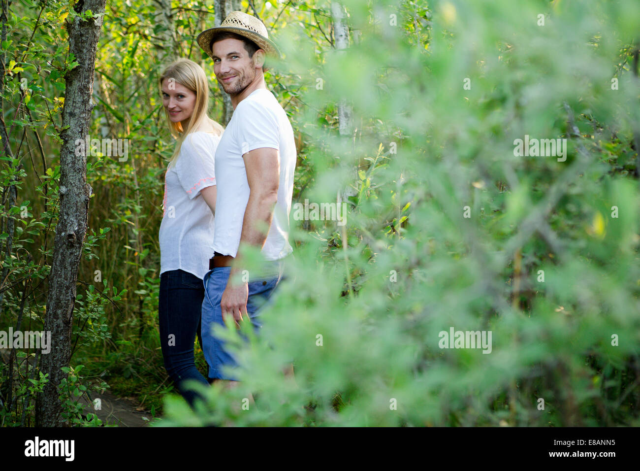 Portrait of mid adult couple en train de marcher en terrain marécageux Banque D'Images