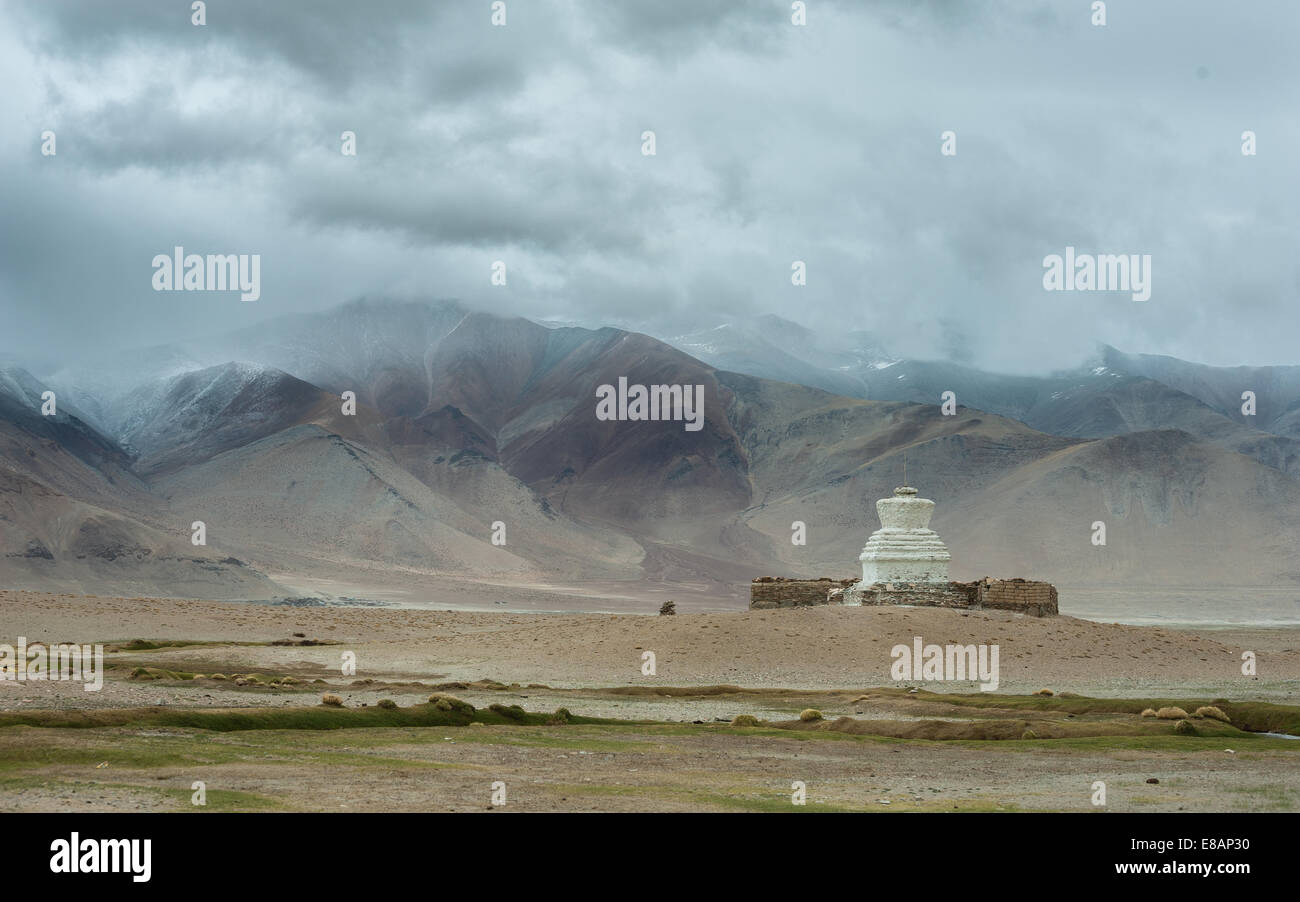 Stupa sur banque du Tso Kar, région du Ladakh dans Changthagn Banque D'Images