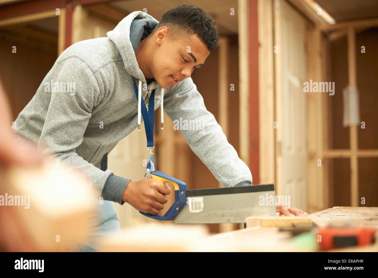 Homme college student using a vu dans l'atelier de travail du bois Banque D'Images