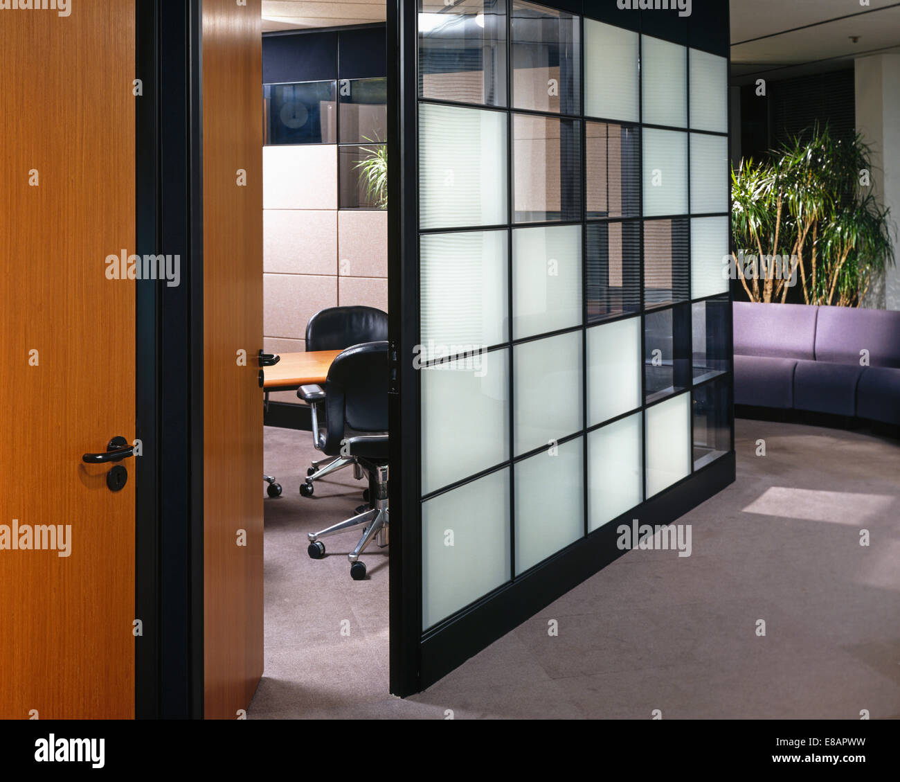 Mur de verre opaque enveloppant dans la salle de réunion du bureau de la ville Banque D'Images