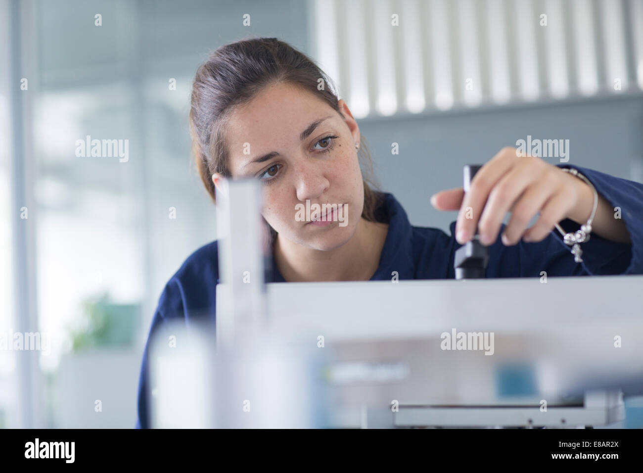 Ingénieur de contrôle de la machine en usine Banque D'Images