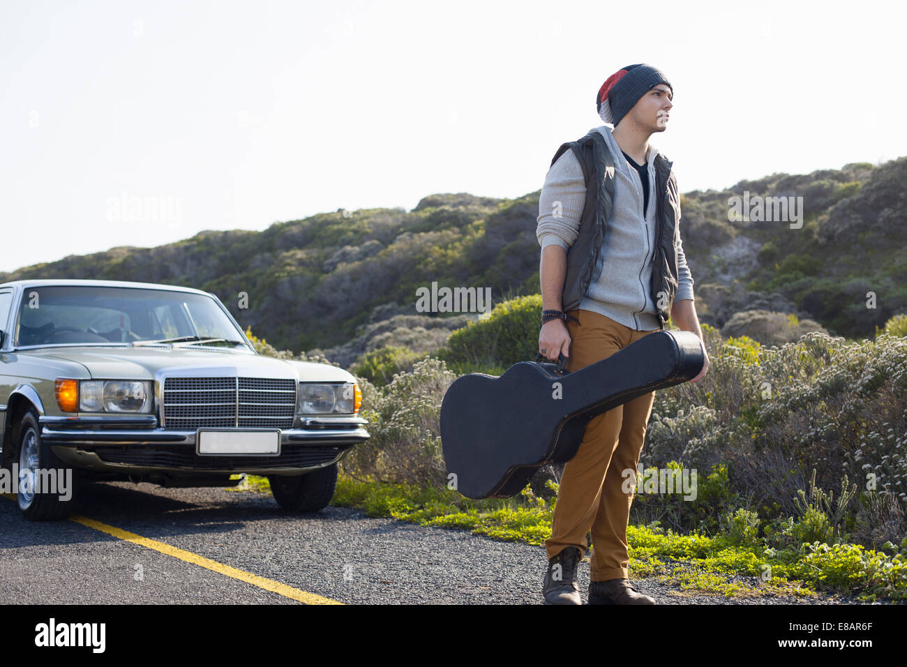 Jeune homme sur la route avec étui à guitare, Cape Town, Western Cape,  Afrique du Sud Photo Stock - Alamy