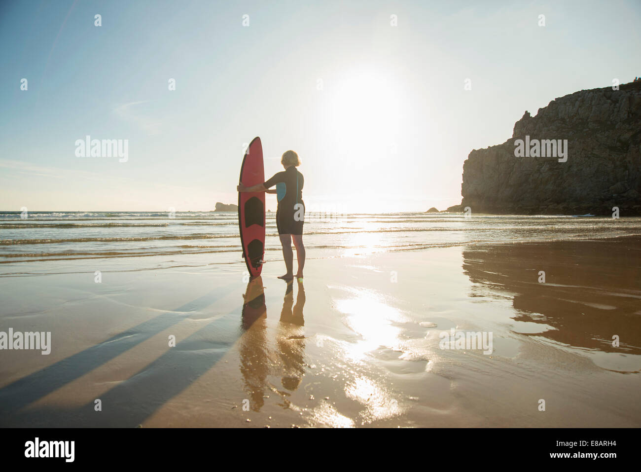 La silhouette du senior woman standing on beach with surfboard, Camaret-sur-mer, Bretagne, France Banque D'Images