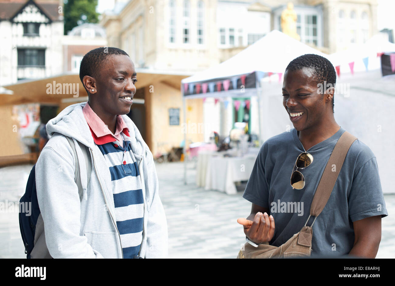 Deux jeunes hommes college friends chatting Banque D'Images