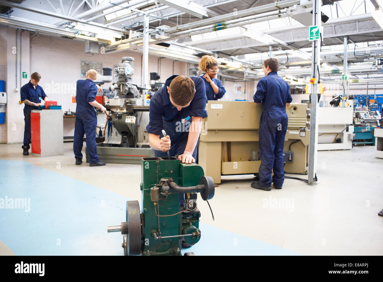 Outils d'affûtage étudiant au collège atelier Banque D'Images