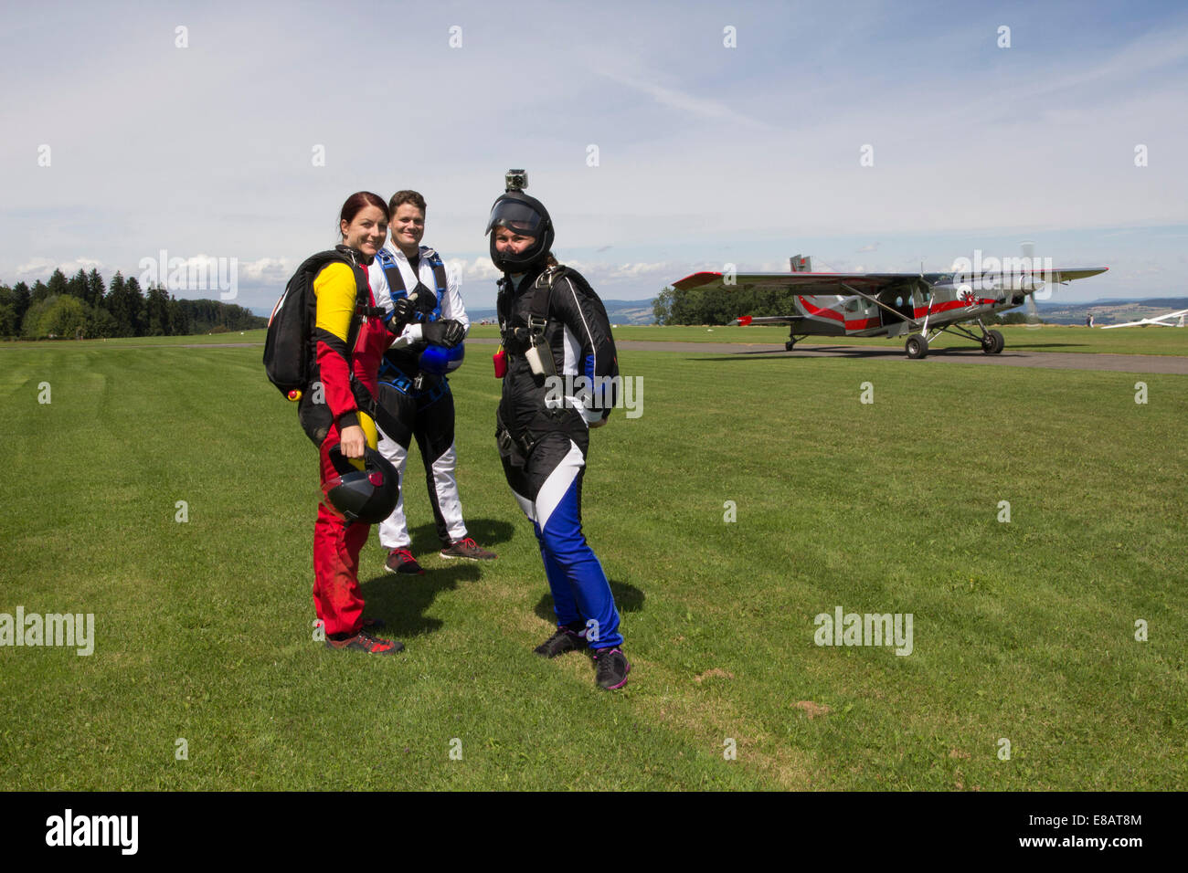 Portrait de l'équipe de parachutisme se préparent à voler, Buttwil, Luzern, Suisse Banque D'Images