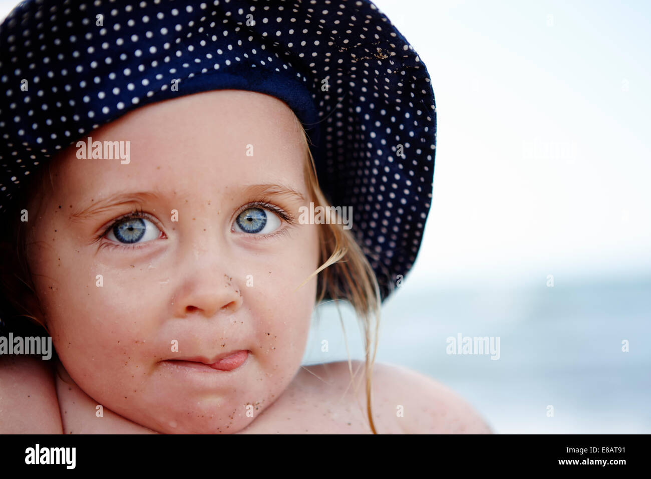 Young Girl wearing spotty hat, portrait Banque D'Images