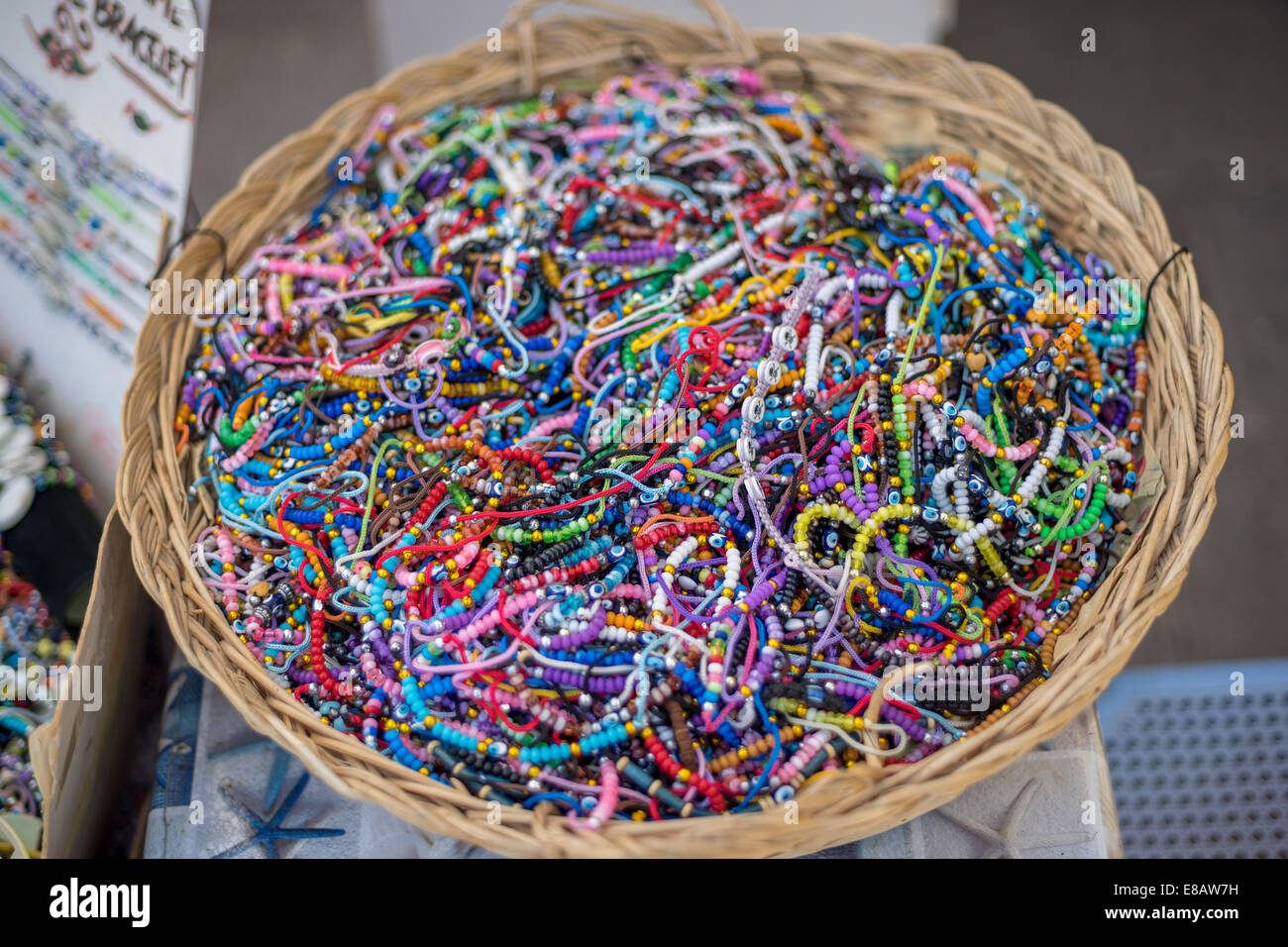 Bracelets dans le panier en osier Bodrum Turquie Banque D'Images