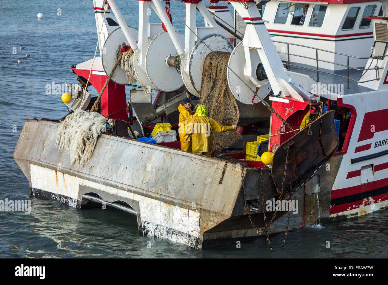 Les pêcheurs travaillant à bord du chalutier dragueur / bateau en mer Banque D'Images