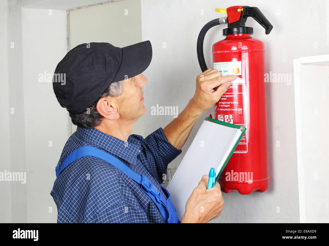 Un extincteur feu contrôle professionnel Banque D'Images