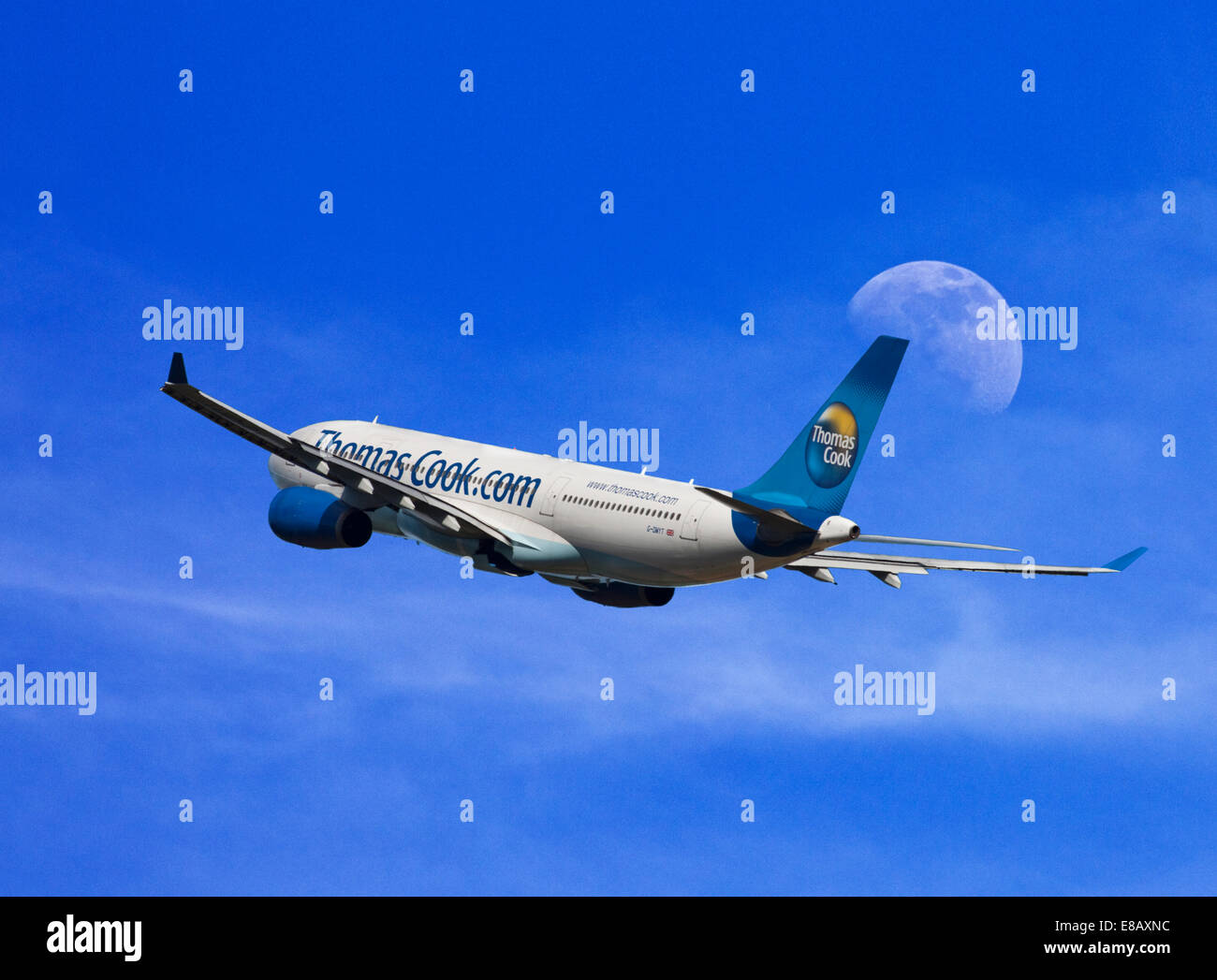 Thomas Cook Airbus A330-243 en vol contre une toile de lune de jour Banque D'Images