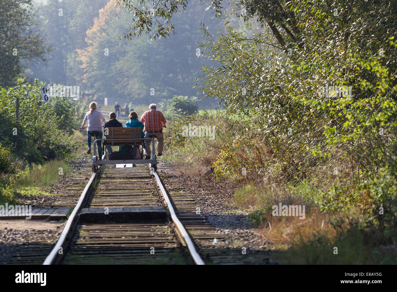 Les familles allemandes ride sur alchimiste à travers la campagne de Rinteln. Banque D'Images