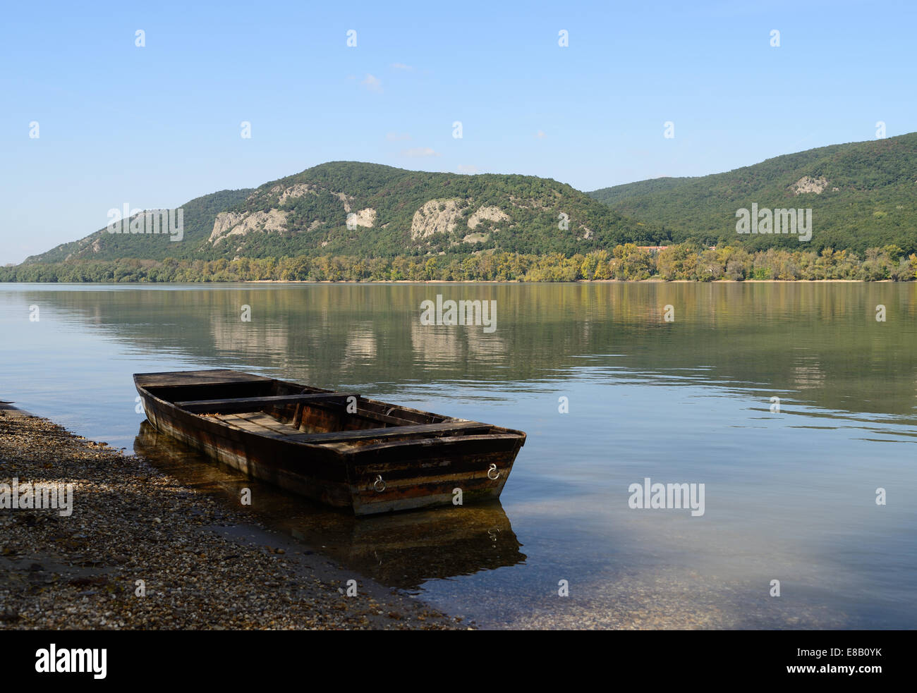 Bateau à rames en bois ancien à rivière (courbe du Danube, la Hongrie). Banque D'Images