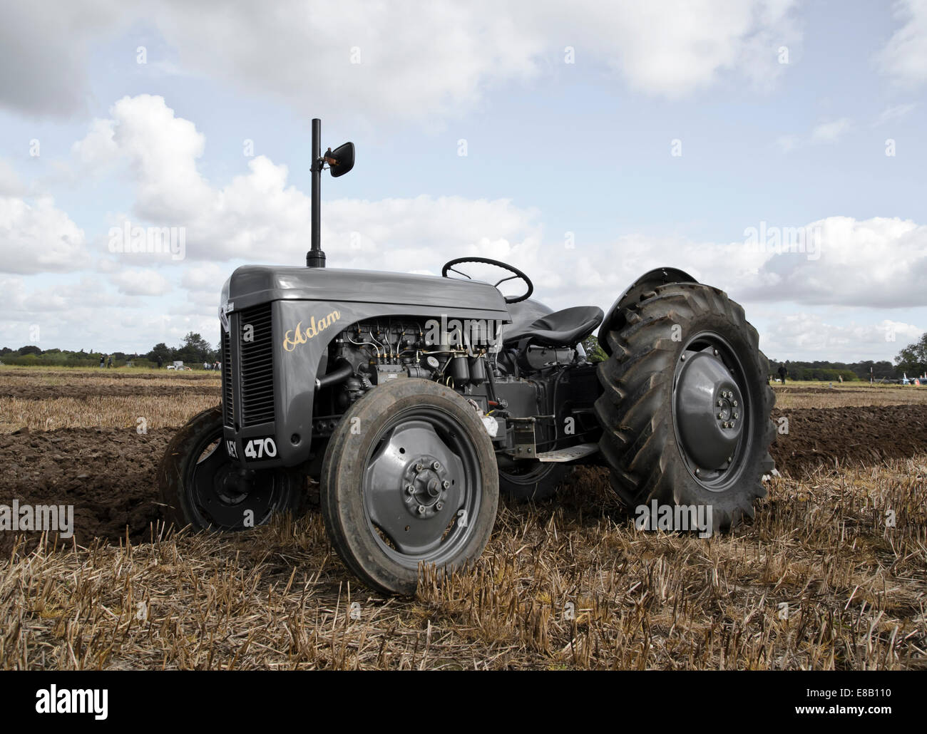 Vintage tracteur Massey Ferguson dans un champ labouré Banque D'Images