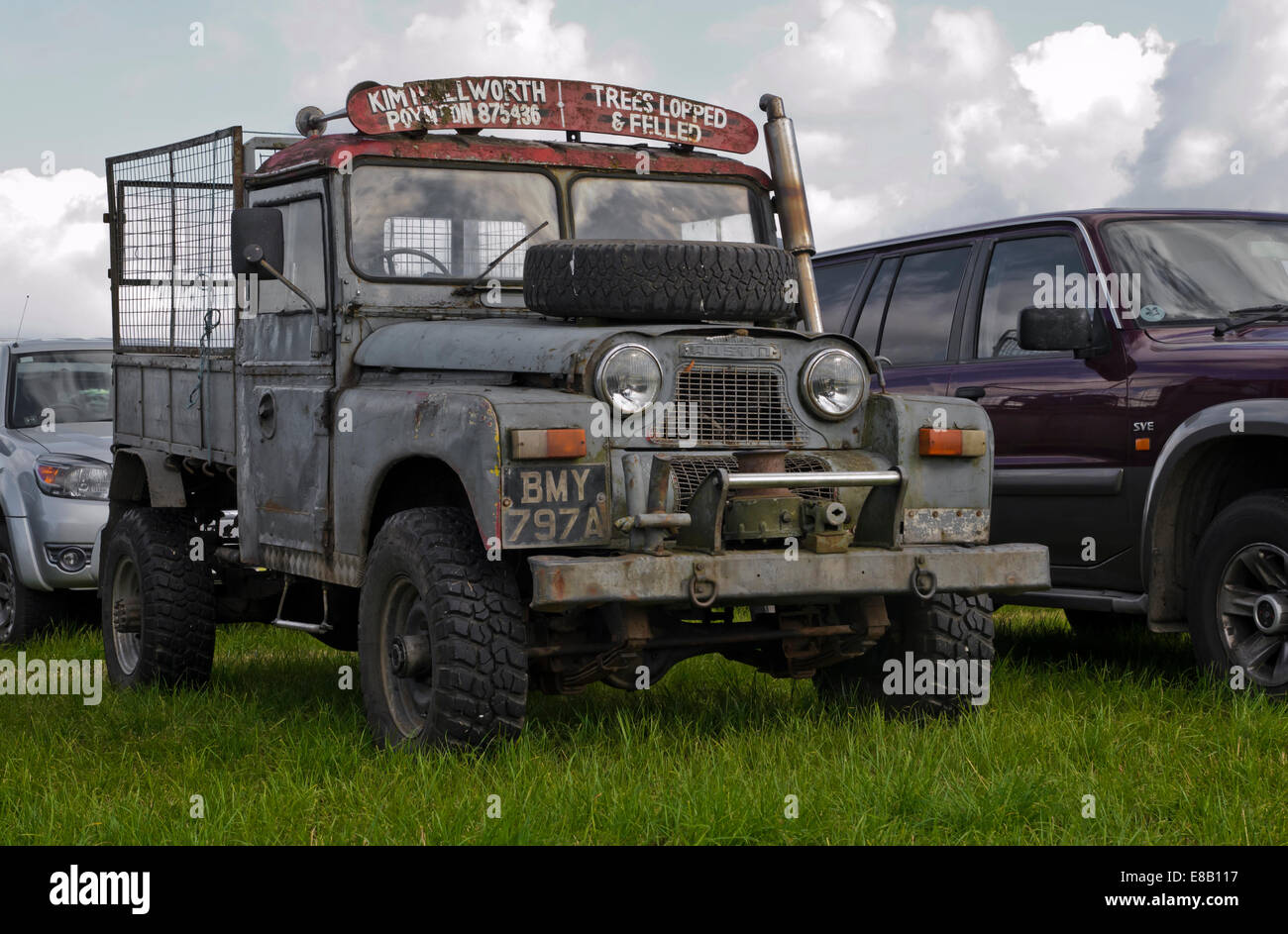 Vintage austin gypsy gypsy jeep in field Banque D'Images