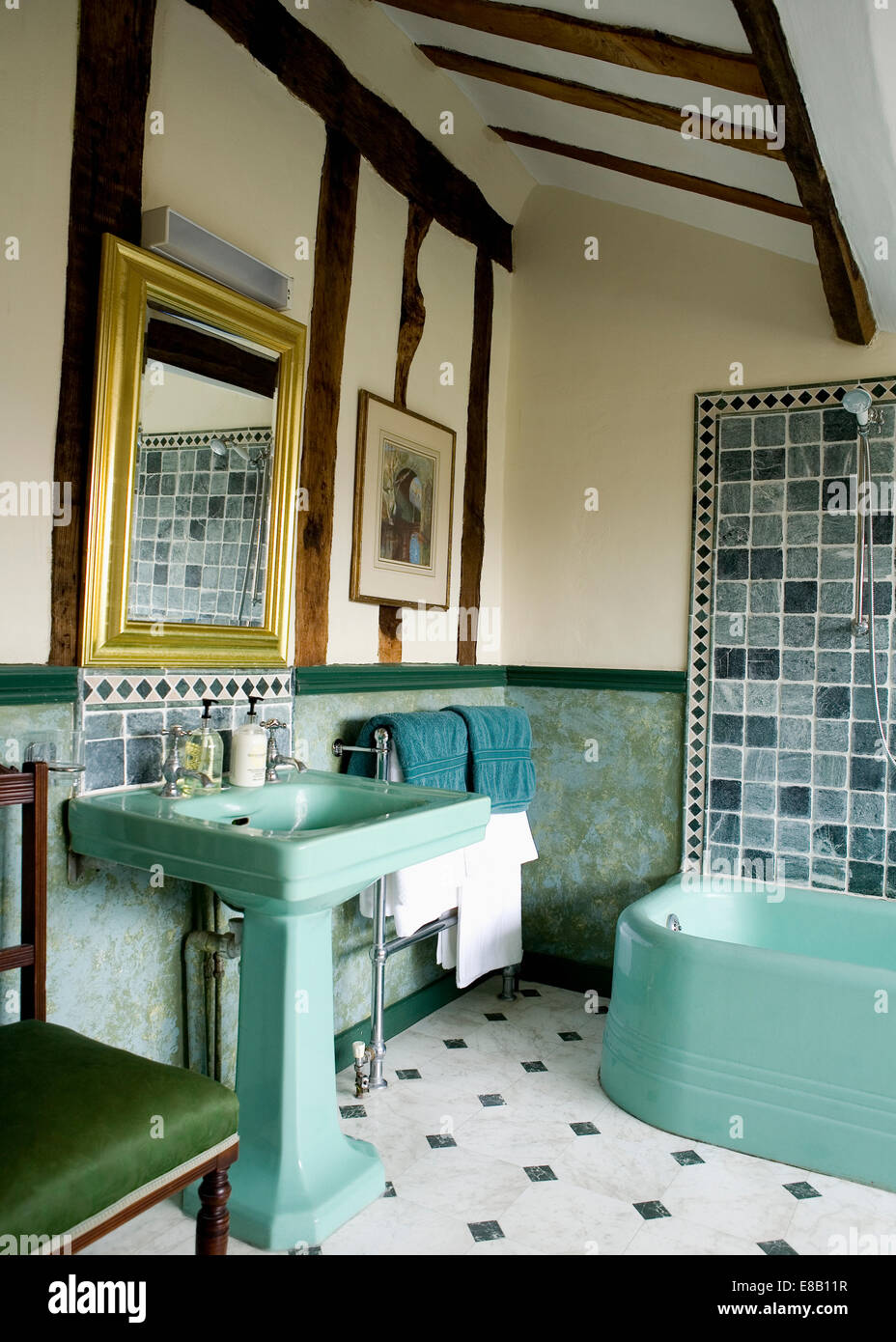 Style années 50, lavabo et baignoire turquoise en pays salle de bains avec  carrelage blanc +noir Photo Stock - Alamy