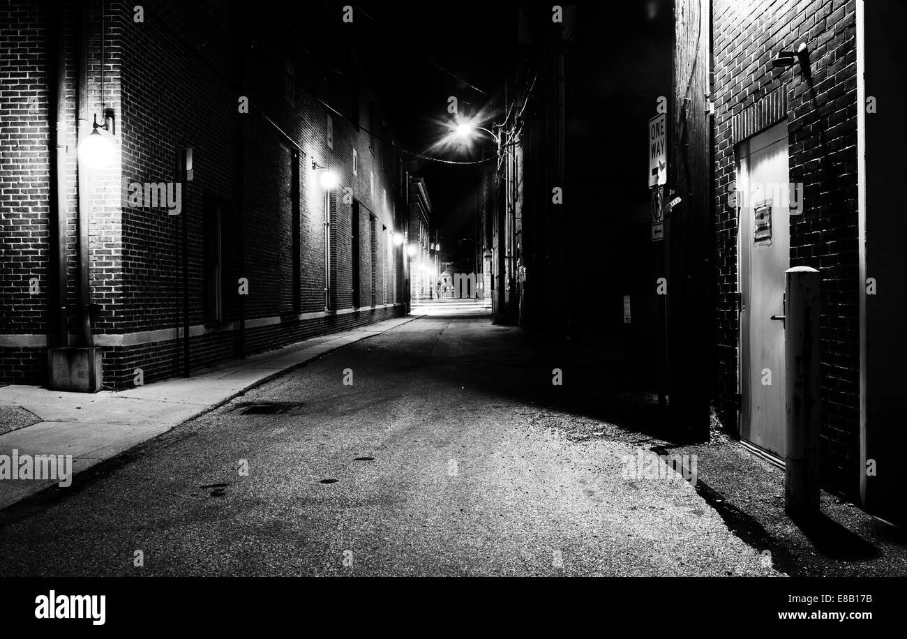 Ruelle sombre la nuit à Hanover, en Pennsylvanie. Banque D'Images