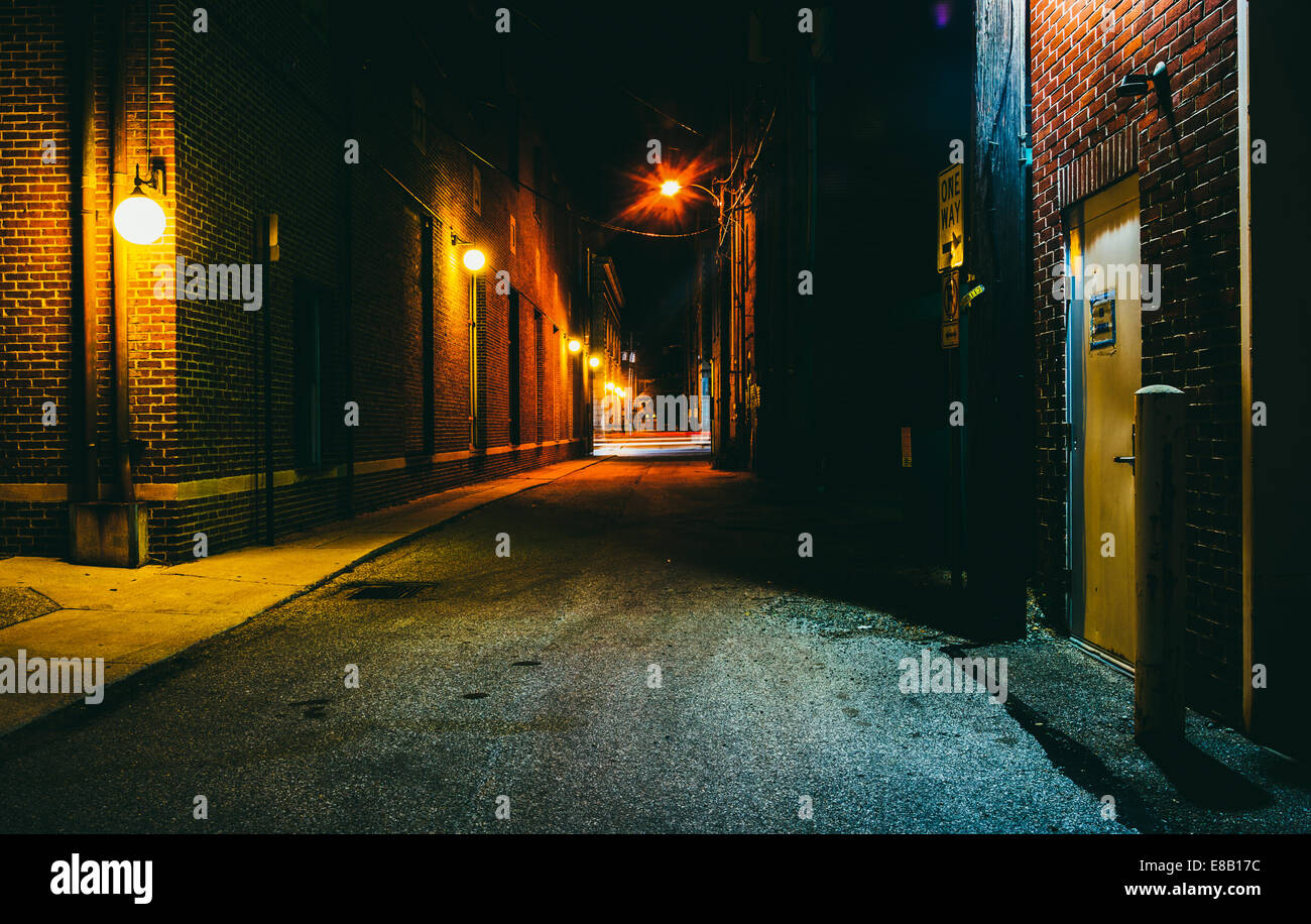 Ruelle sombre la nuit à Hanover, en Pennsylvanie. Banque D'Images