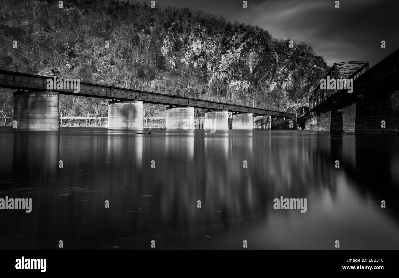 Former des ponts traversant le fleuve Potomac, à Harper's Ferry, West Virginia. Banque D'Images