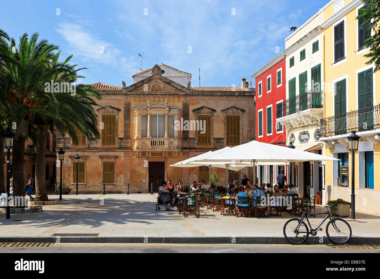 Café-restaurant de la Plaça d'Alfons, également connue sous le nom de Plaça des Palmeres, Ciutadella, Minorque, Espagne Banque D'Images