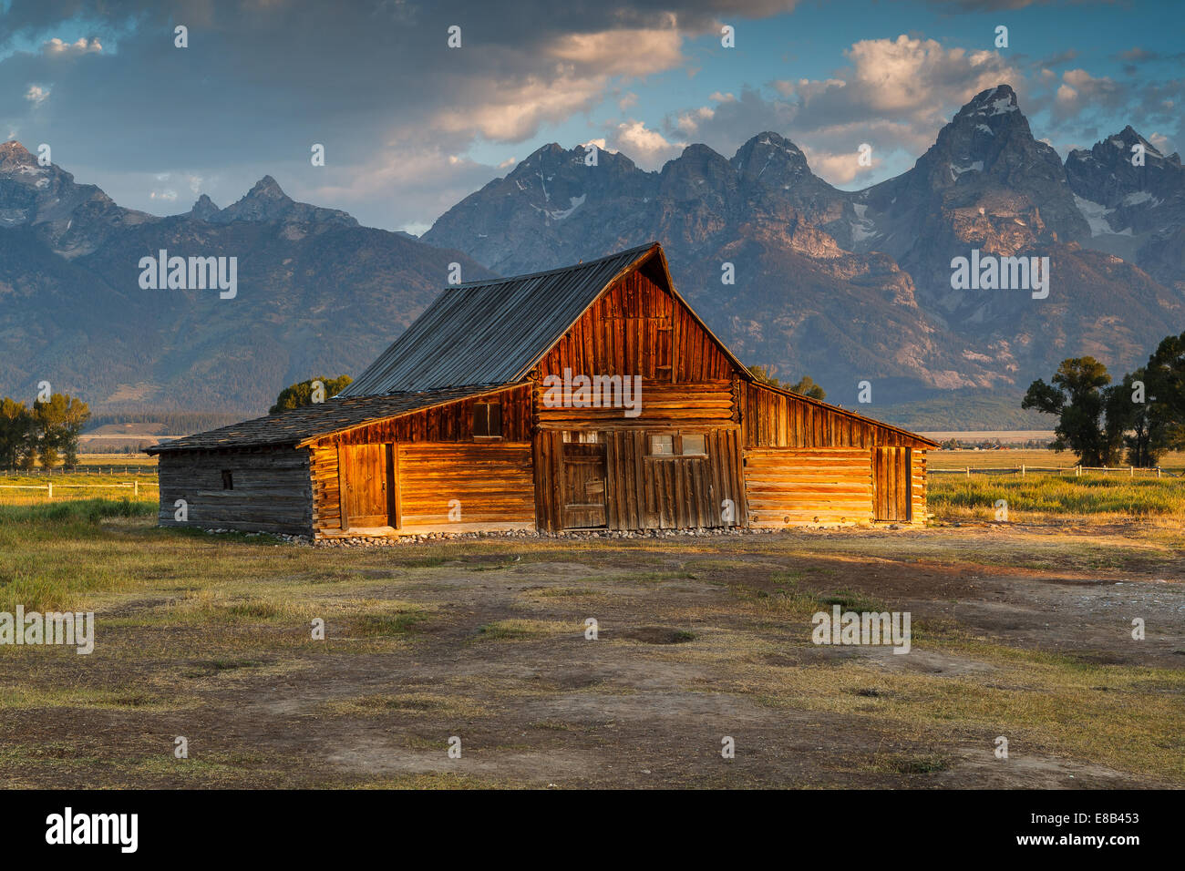 Alma Thomas Moulton Barn au lever du soleil avec le Grand Tetons en arrière-plan, Grand Teton National Park, Wyoming, USA. Banque D'Images