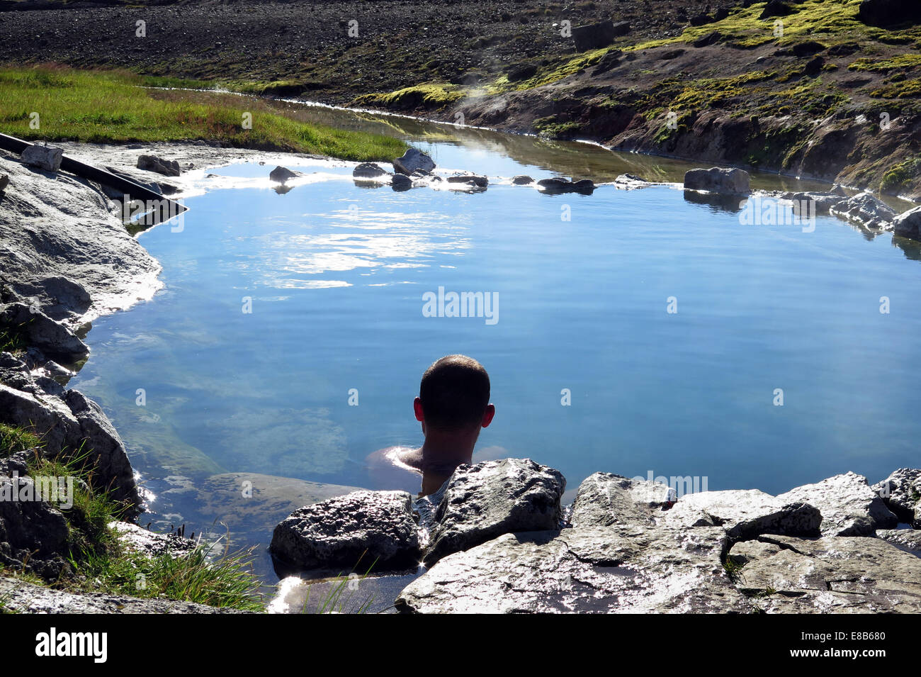 L'homme dans une piscine naturelle d'eau chaude, Hveravellir, Islande centrale Banque D'Images