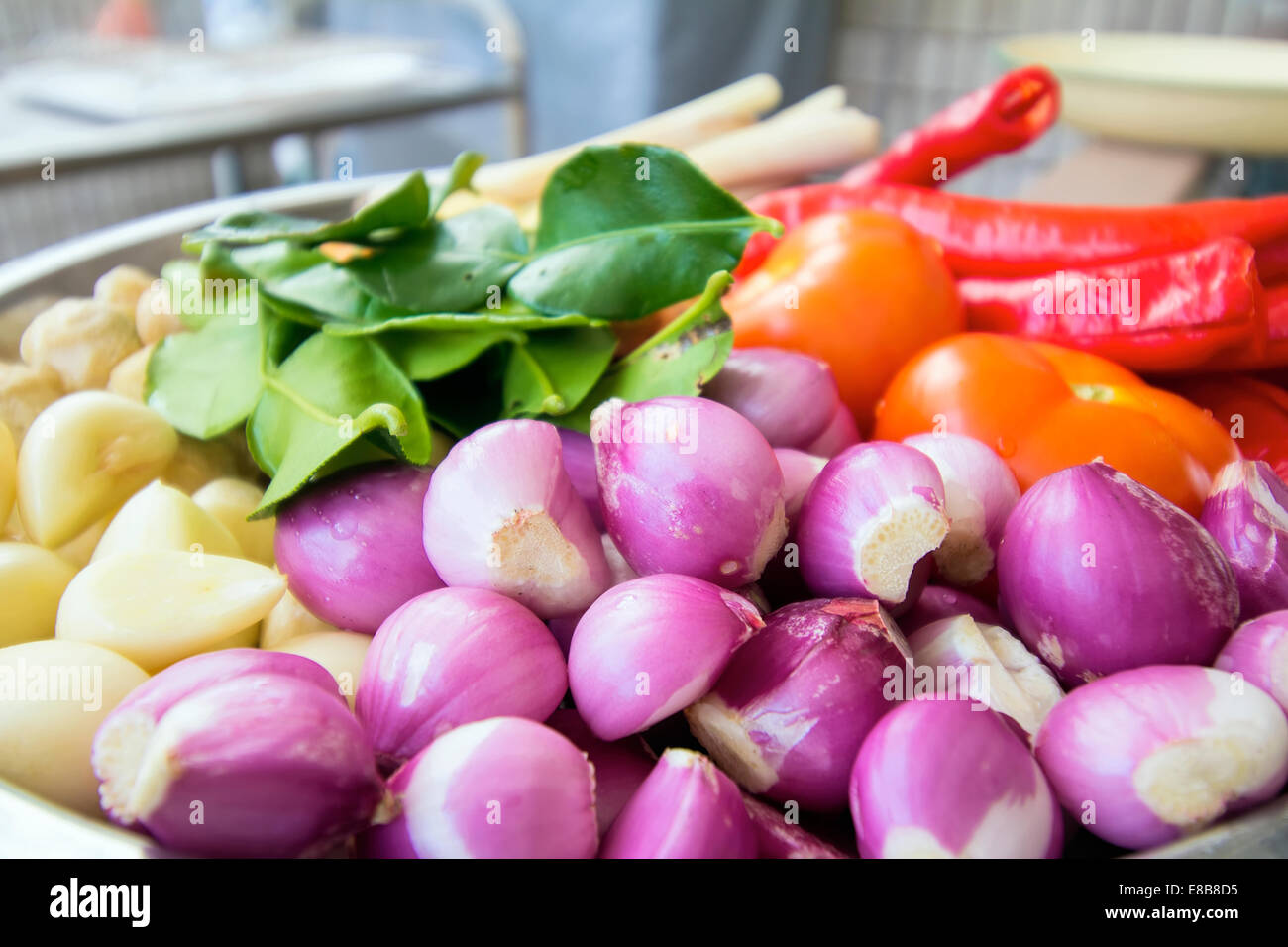 Des ingrédients frais pour cuisiner un plat de curry de l'Asie du Sud-Est à l'Échalote sauce piments Gingembre Citronnelle Oignons feuilles de combava Banque D'Images