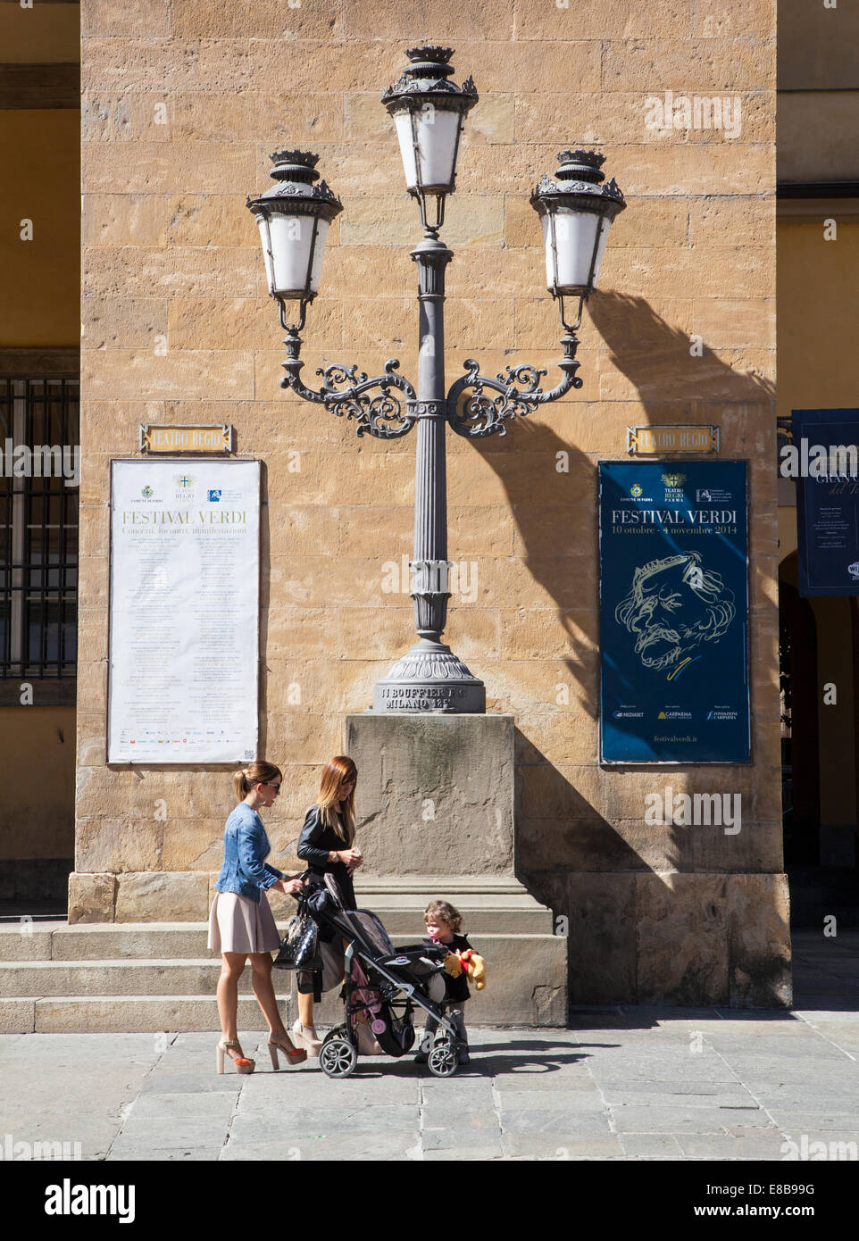 Deux femmes avec enfant et poussette, Parme, Emilie-Romagne, Italie Banque D'Images