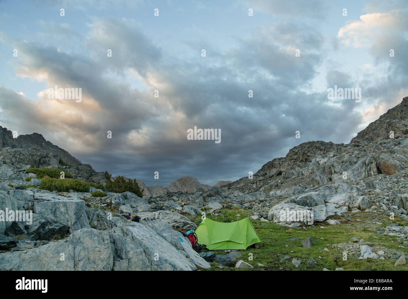 Voir la soirée de mountain camp avec tente verte Banque D'Images