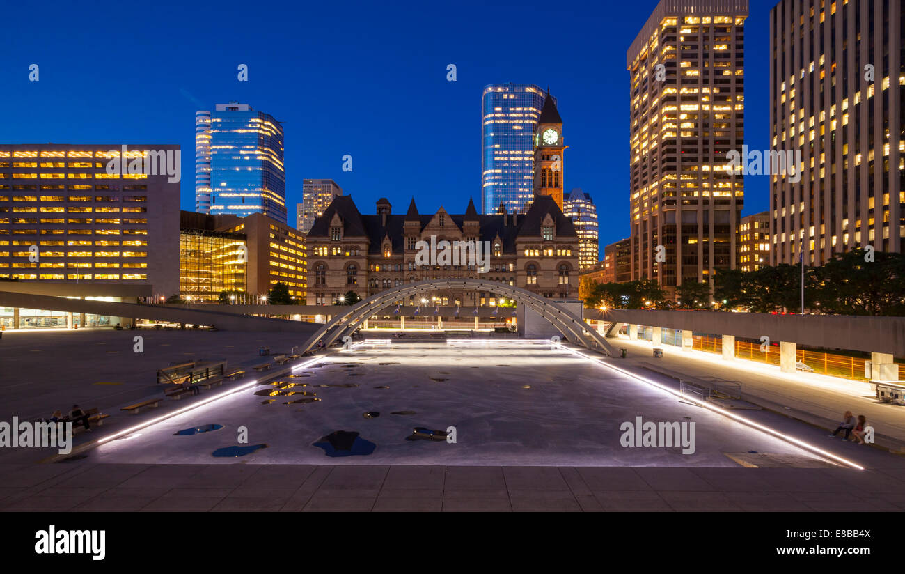 Une image panoramique de l'Ancien hôtel de ville et Nathan Phillips Square au crépuscule dans le centre-ville de Toronto, Ontario, Canada. Banque D'Images