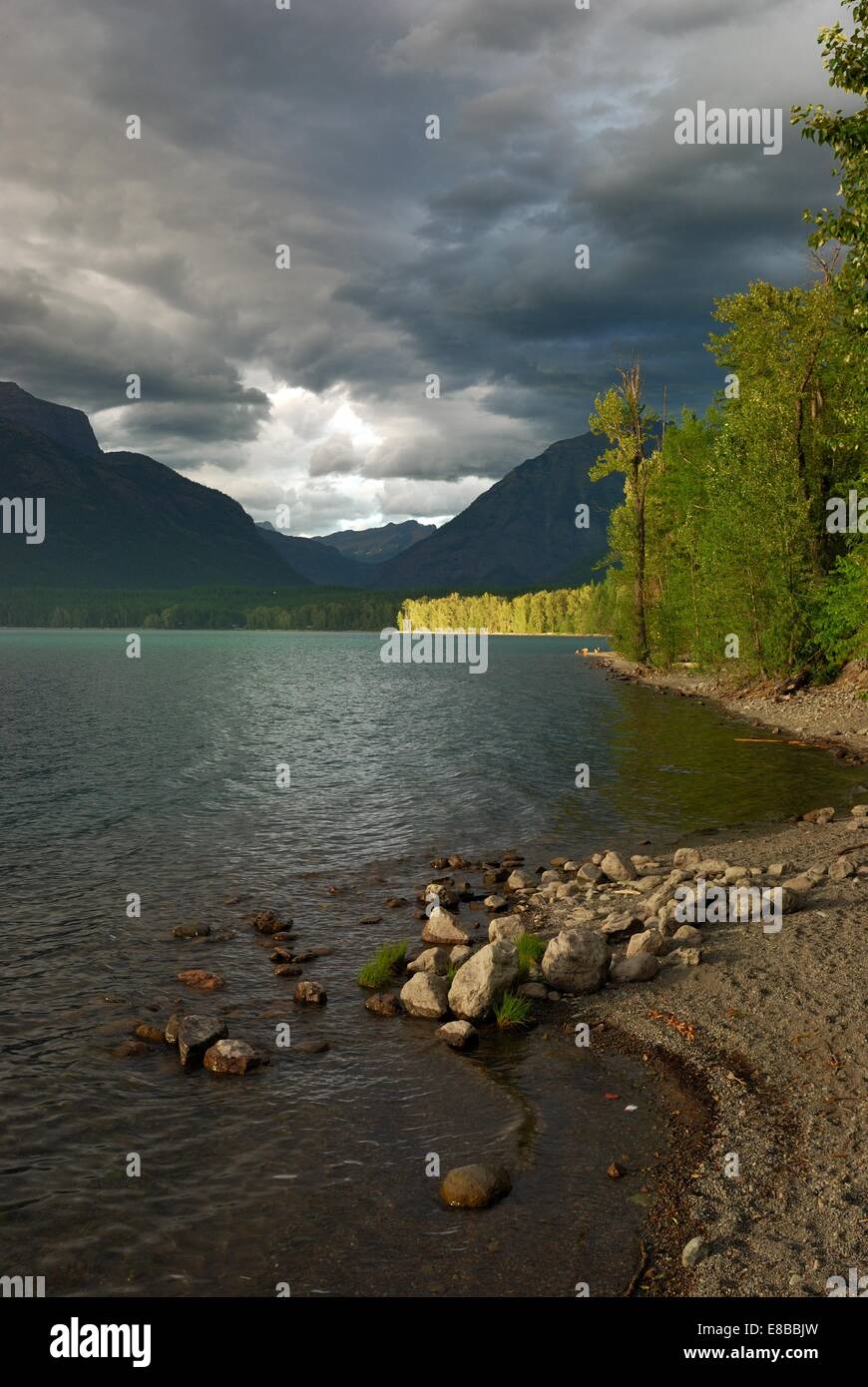 Nord du lac McDonald sous un ciel orageux dans le Glacier National Park, Montana, USA Banque D'Images