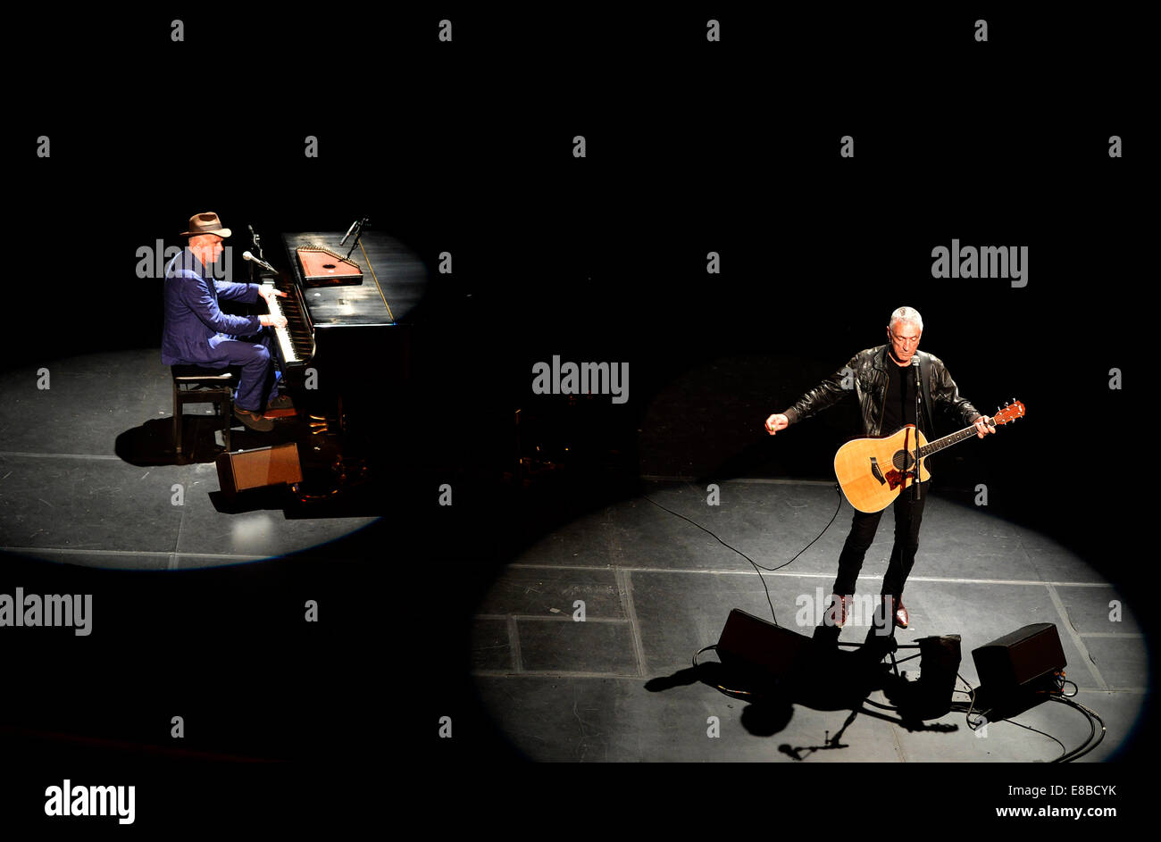 New York, 3 octobre. Feb 22, 2015. Musicien australien John Waters (R) et le pianiste Stewart D'Arrietta effectuer lors d'un aperçu du média de leur spectacle 'Lennon : à travers un verre oignon' à New York, le 3 octobre 2014. Le spectacle sera ouvert officiellement le 15 octobre 2014, à la suite d'aperçus dans le 3 octobre 2014, et continuer sa course à 22 Février, 2015. © Wang Lei/Xinhua/Alamy Live News Banque D'Images New York, 3 octobre. Feb 22, 2015. Musicien australien John Waters (R) et le pianiste Stewart D'Arrietta effectuer lors d'un aperçu du média de leur spectacle 'Lennon : à travers un verre oignon' à New York, le 3 octobre 2014. Le spectacle sera ouvert officiellement le 15 octobre 2014, à la suite d'aperçus dans le 3 octobre 2014, et continuer sa course à 22 Février, 2015. © Wang Lei/Xinhua/Alamy Live News Banque D'Images