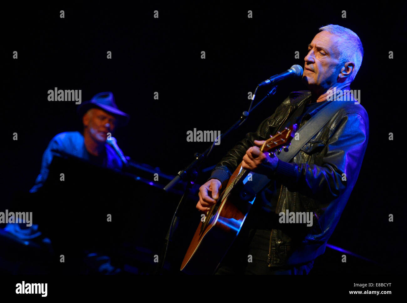 New York, 3 octobre. Feb 22, 2015. Musicien australien John Waters (R) et le pianiste Stewart D'Arrietta effectuer lors d'un aperçu du média de leur spectacle 'Lennon : à travers un verre oignon' à New York, le 3 octobre 2014. Le spectacle sera ouvert officiellement le 15 octobre 2014, à la suite d'aperçus dans le 3 octobre 2014, et continuer sa course à 22 Février, 2015. © Wang Lei/Xinhua/Alamy Live News Banque D'Images New York, 3 octobre. Feb 22, 2015. Musicien australien John Waters (R) et le pianiste Stewart D'Arrietta effectuer lors d'un aperçu du média de leur spectacle 'Lennon : à travers un verre oignon' à New York, le 3 octobre 2014. Le spectacle sera ouvert officiellement le 15 octobre 2014, à la suite d'aperçus dans le 3 octobre 2014, et continuer sa course à 22 Février, 2015. © Wang Lei/Xinhua/Alamy Live News Banque D'Images