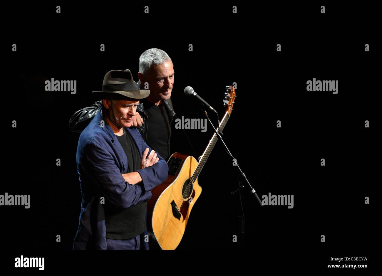 New York, 3 octobre. Feb 22, 2015. Musicien australien John Waters (R) et le pianiste Stewart D'Arrietta effectuer lors d'un aperçu du média de leur spectacle 'Lennon : à travers un verre oignon' à New York, le 3 octobre 2014. Le spectacle sera ouvert officiellement le 15 octobre 2014, à la suite d'aperçus dans le 3 octobre 2014, et continuer sa course à 22 Février, 2015. © Wang Lei/Xinhua/Alamy Live News Banque D'Images New York, 3 octobre. Feb 22, 2015. Musicien australien John Waters (R) et le pianiste Stewart D'Arrietta effectuer lors d'un aperçu du média de leur spectacle 'Lennon : à travers un verre oignon' à New York, le 3 octobre 2014. Le spectacle sera ouvert officiellement le 15 octobre 2014, à la suite d'aperçus dans le 3 octobre 2014, et continuer sa course à 22 Février, 2015. © Wang Lei/Xinhua/Alamy Live News Banque D'Images