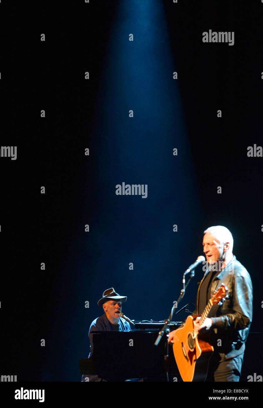 New York, 3 octobre. Feb 22, 2015. Musicien australien John Waters (R) et le pianiste Stewart D'Arrietta effectuer lors d'un aperçu du média de leur spectacle 'Lennon : à travers un verre oignon' à New York, le 3 octobre 2014. Le spectacle sera ouvert officiellement le 15 octobre 2014, à la suite d'aperçus dans le 3 octobre 2014, et continuer sa course à 22 Février, 2015. © Wang Lei/Xinhua/Alamy Live News Banque D'Images New York, 3 octobre. Feb 22, 2015. Musicien australien John Waters (R) et le pianiste Stewart D'Arrietta effectuer lors d'un aperçu du média de leur spectacle 'Lennon : à travers un verre oignon' à New York, le 3 octobre 2014. Le spectacle sera ouvert officiellement le 15 octobre 2014, à la suite d'aperçus dans le 3 octobre 2014, et continuer sa course à 22 Février, 2015. © Wang Lei/Xinhua/Alamy Live News Banque D'Images