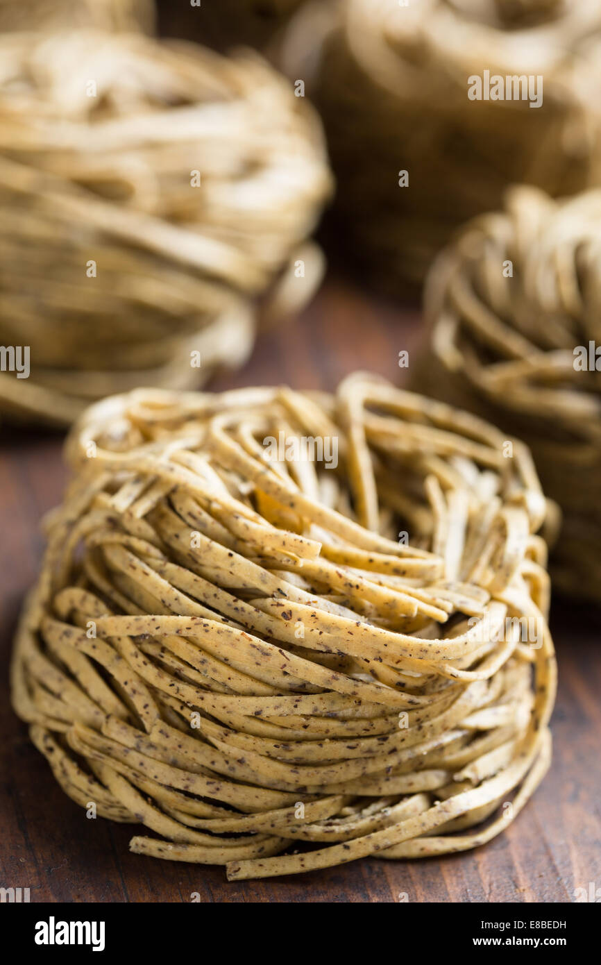 Tajarin, ou tagliolini aux oeufs frais et farine de sarrasin, une forme de pâtes de spécialités du Piémont, région de l'Italie Banque D'Images