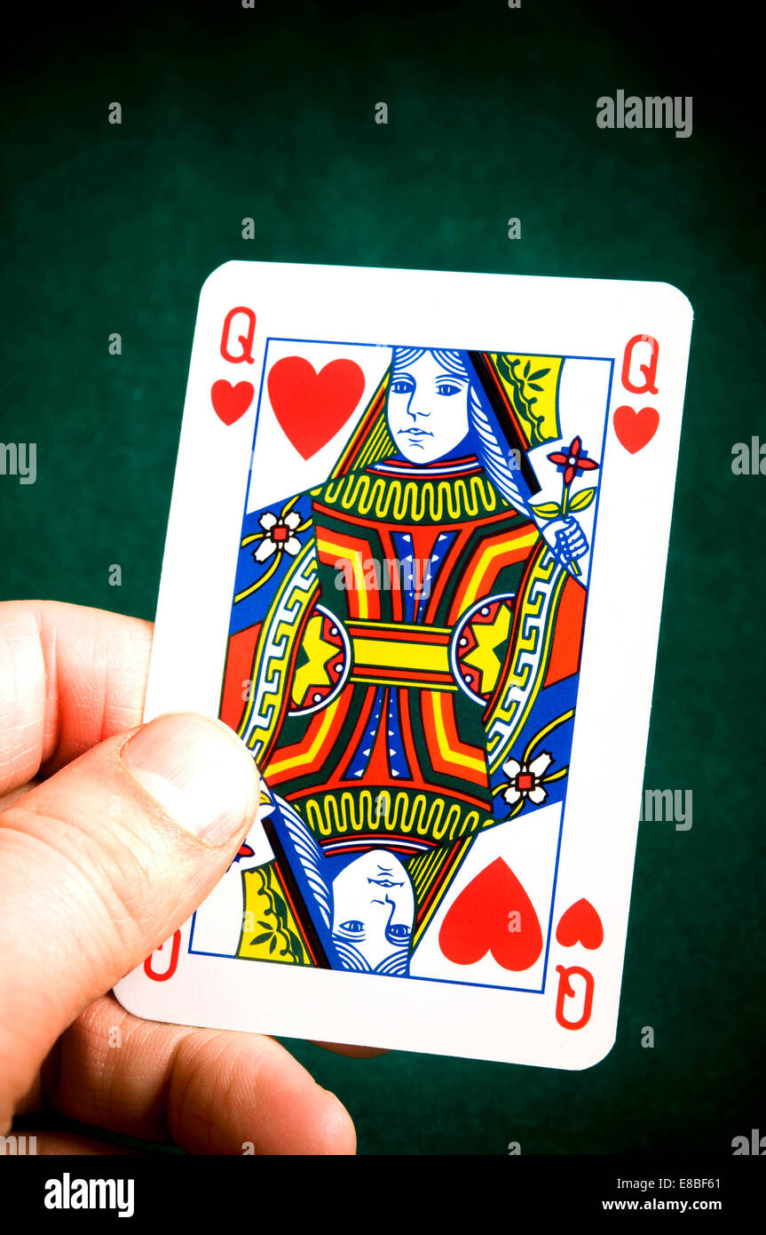 Main tenant une reine de coeur carte à jouer Banque D'Images
