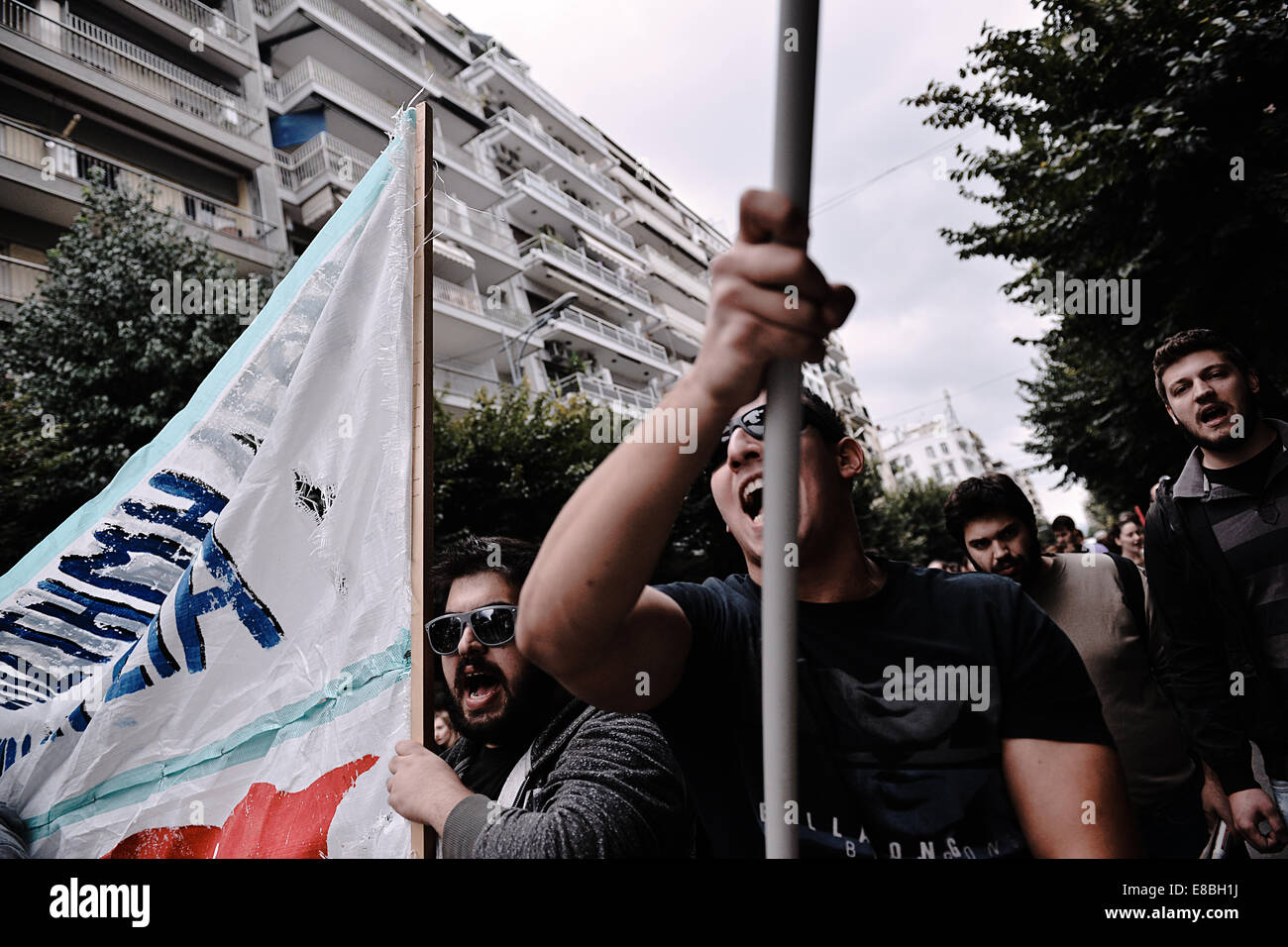 Les gens crient des slogans, lors d'une manifestation à la ville de Thessalonique en Grèce du Nord. Des centaines de personnes ont pris les rues de Thessalonique pour manifester contre le chômage en Grèce et le gouvernement de l'Antonis Samaras politique. La manifestation était organisée par P.A.MOI. Ou tous les travailleurs avant de militants. Banque D'Images