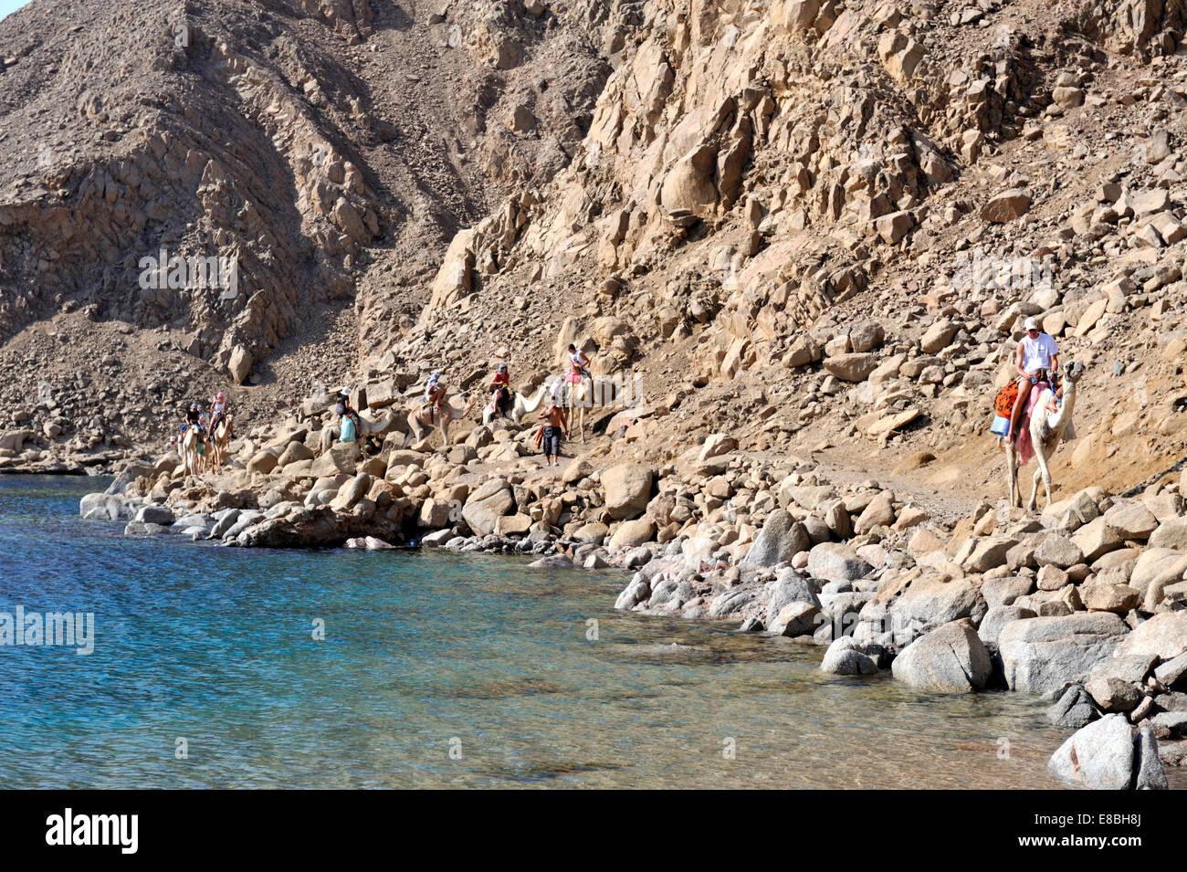 Montagnes du Sinaï rencontrez le golfe d'Aqaba, les touristes en randonnée chamelière bédouine au nord de Dahab à Khoms ras dans le sud de la péninsule du Sinaï Banque D'Images